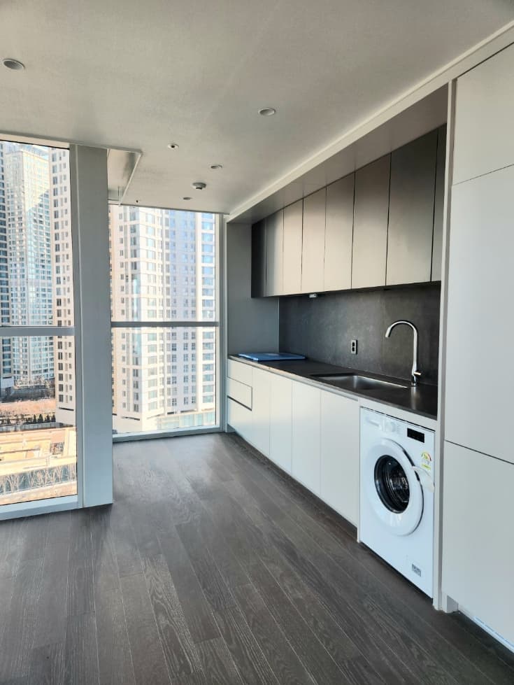 Sinyongsan New 2BR — 12F, 66㎡ (Dressroom, 2-Week Min)