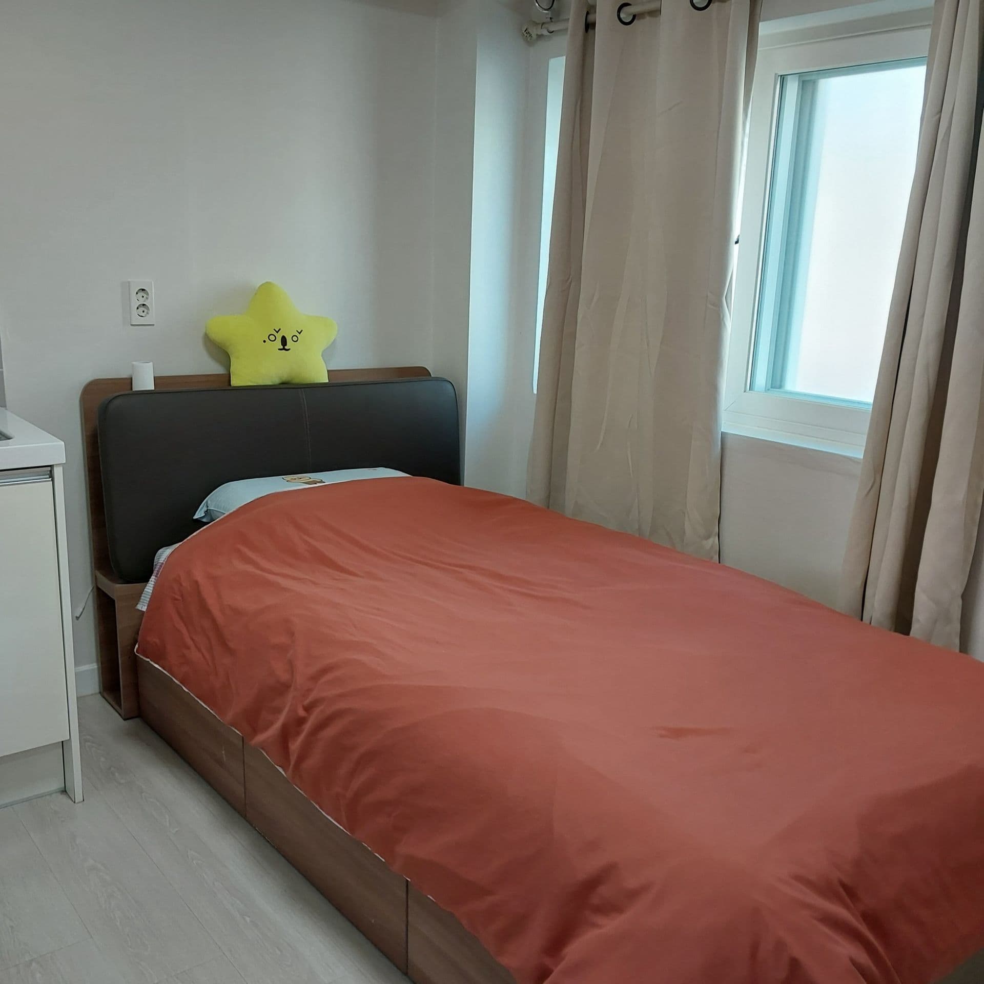 Quiet New-Build Studio Near Jongmyo Shrine, Jongno