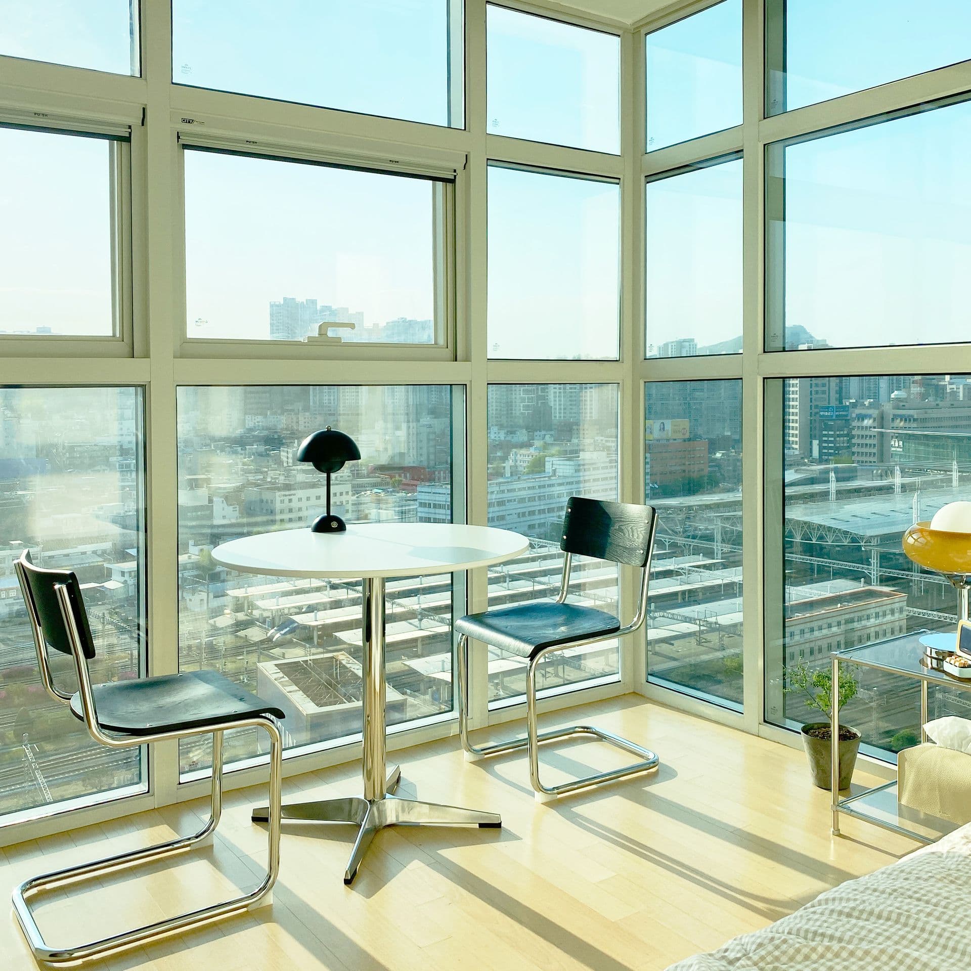 Seoul Station-Connected Studio with Inwangsan Sunset Views