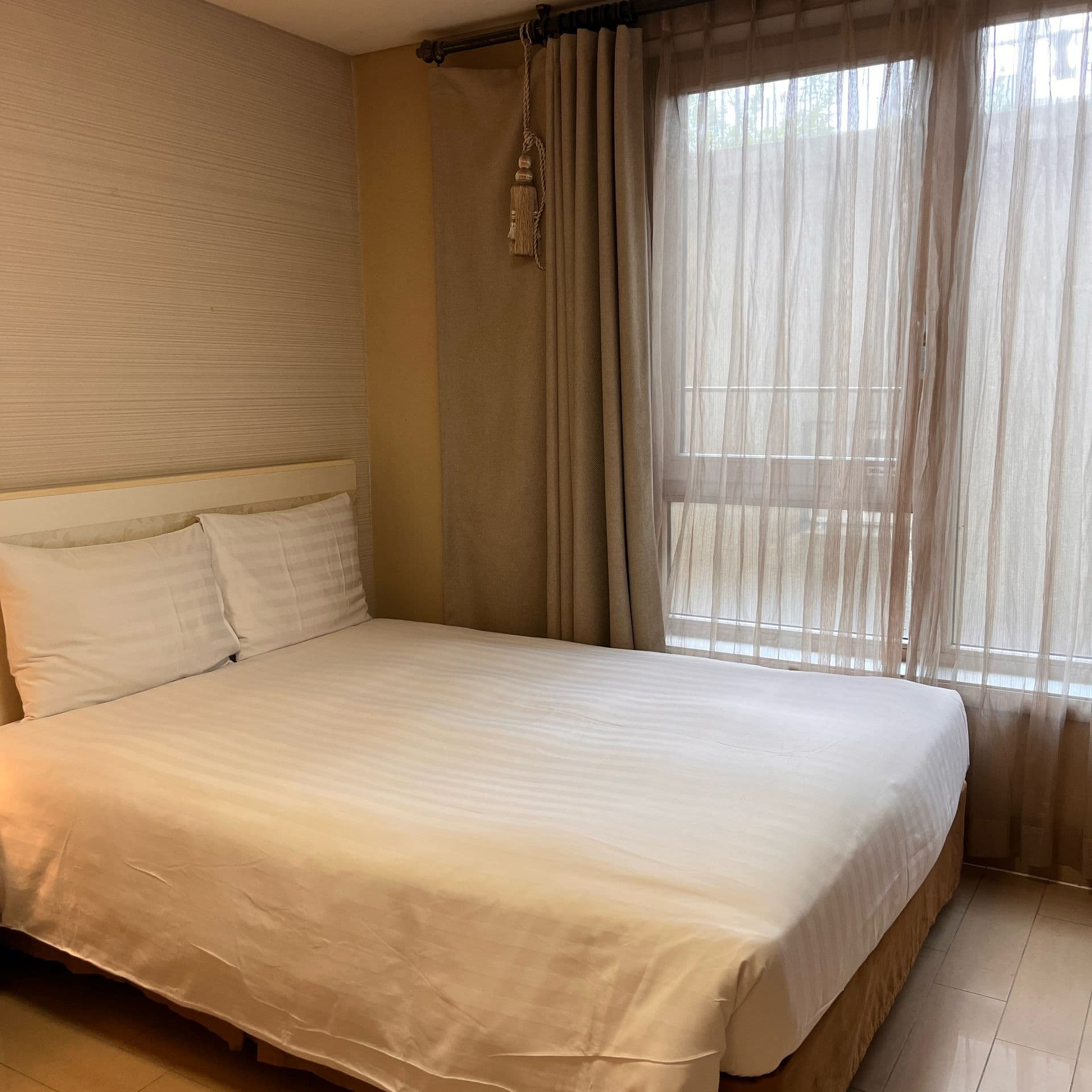 Quiet Full-Option Studio Steps from Itaewon Center