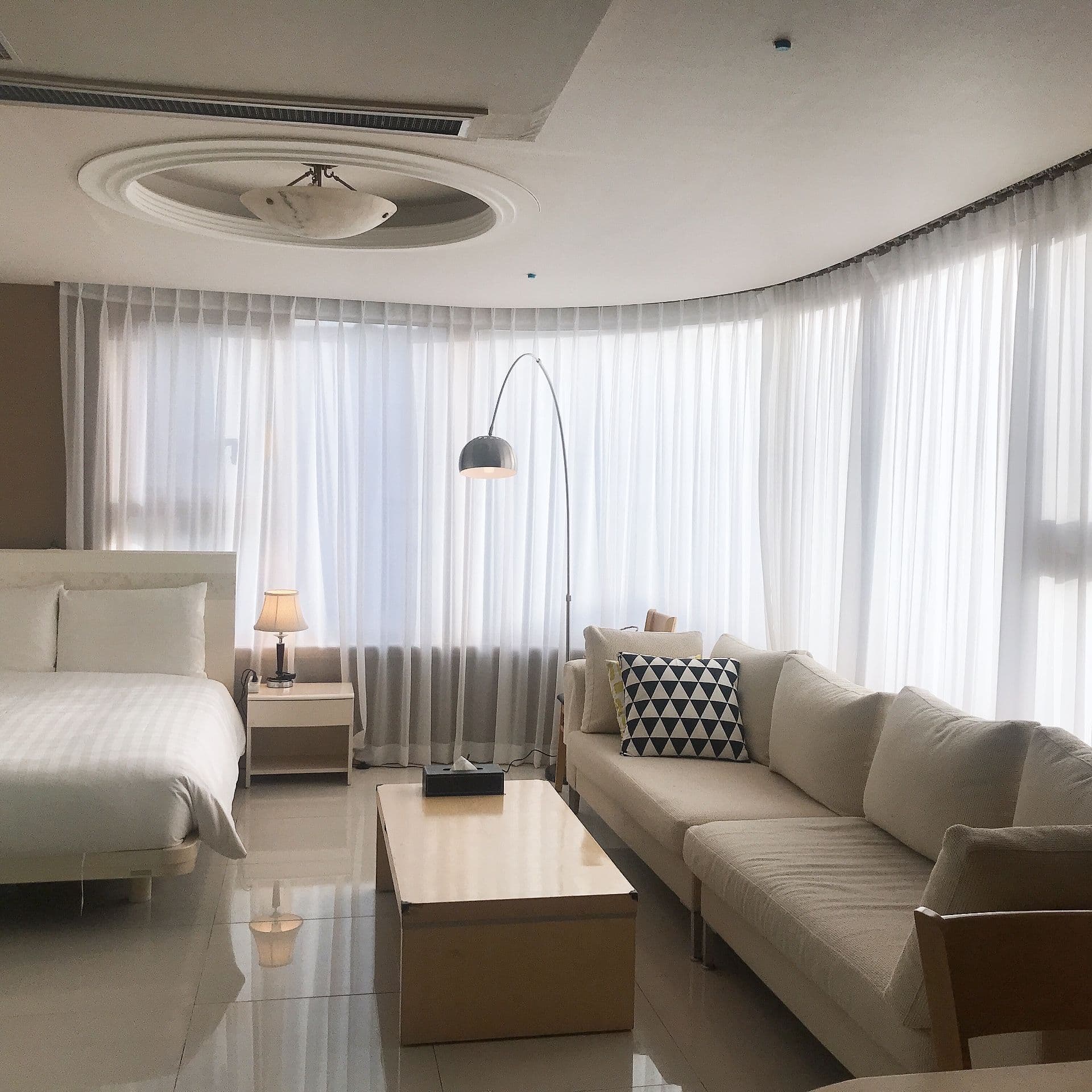 Sun-Filled Itaewon Studio with Rooftop Garden Access