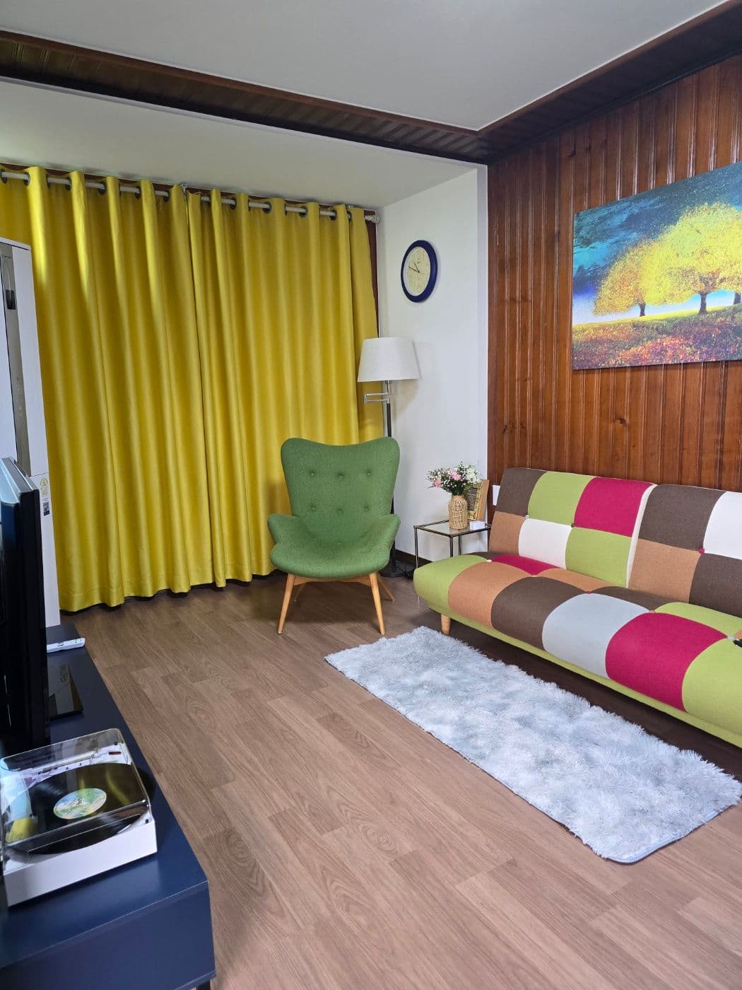 Remodeled 2-Room in Haebangchon with Balcony