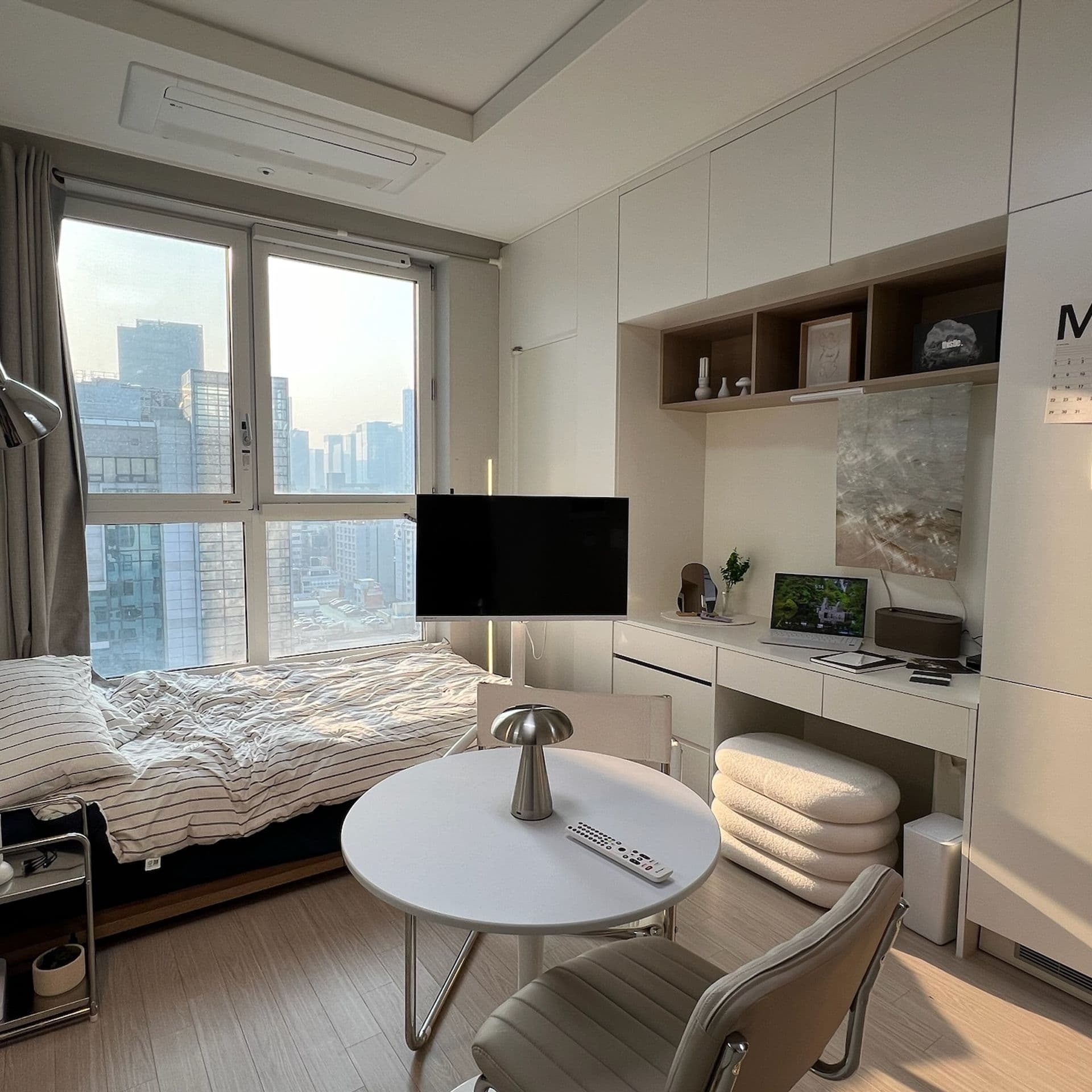 Cheonggyecheon-Front Studio on 13F, Jongno