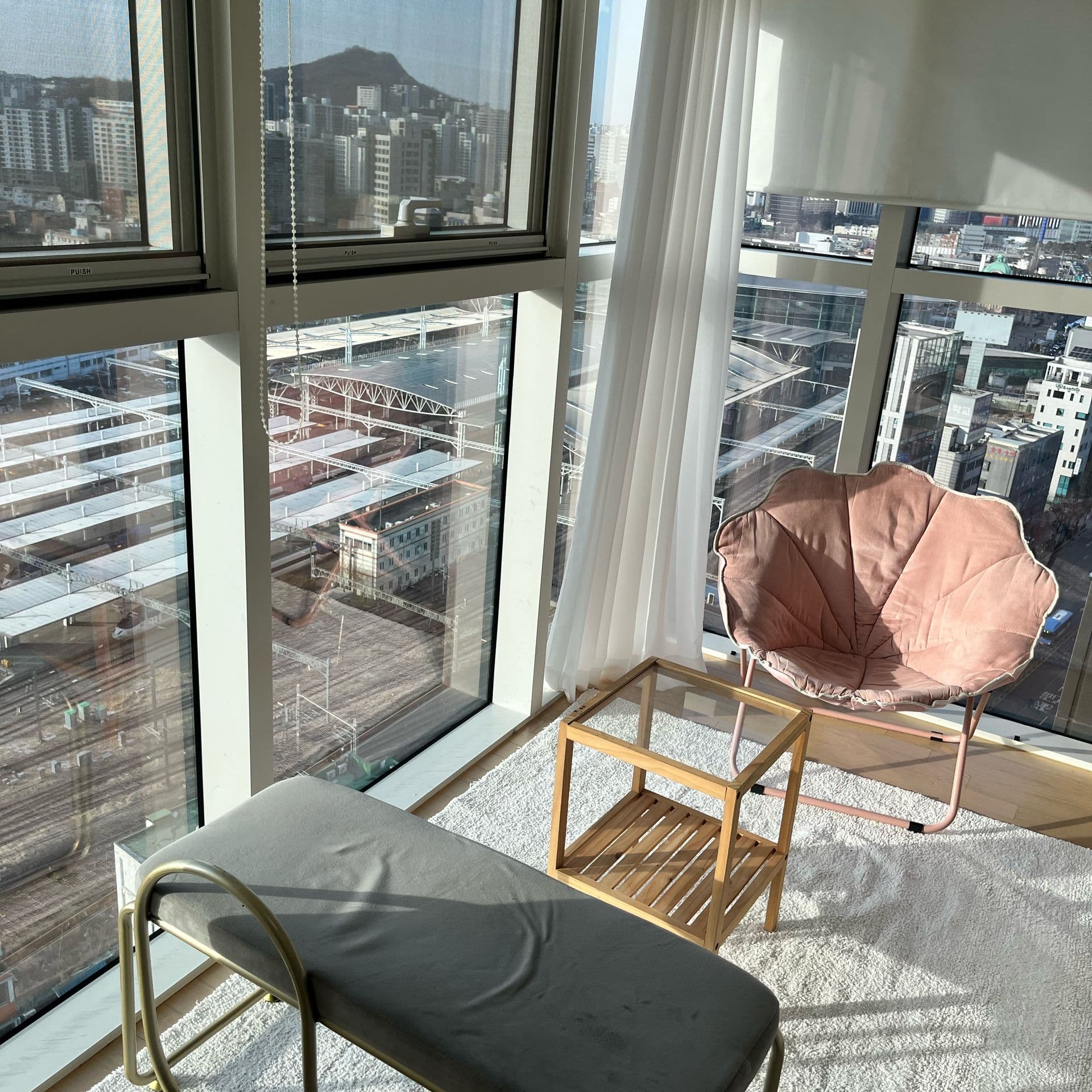 18th-Floor Queen Studio with Namsan Views, Seoul Station