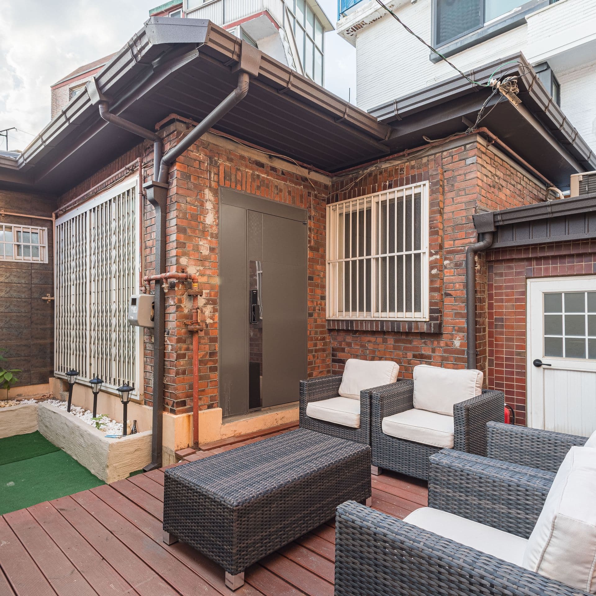 Liberty Mansion Ground-Floor Suite with Private Terrace, Itaewon