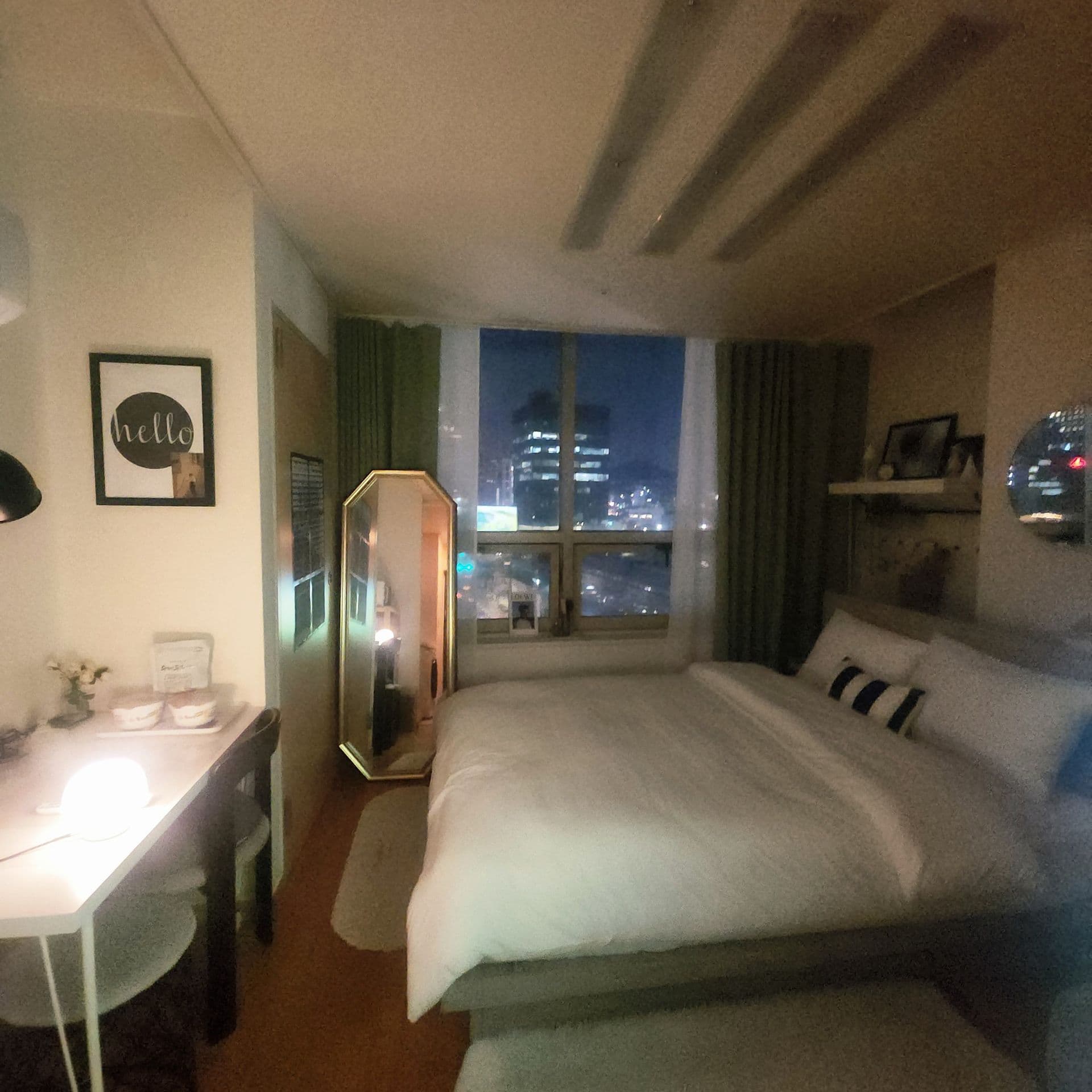 7th-Floor City-View Studio Beside Historic Palace, Jongno