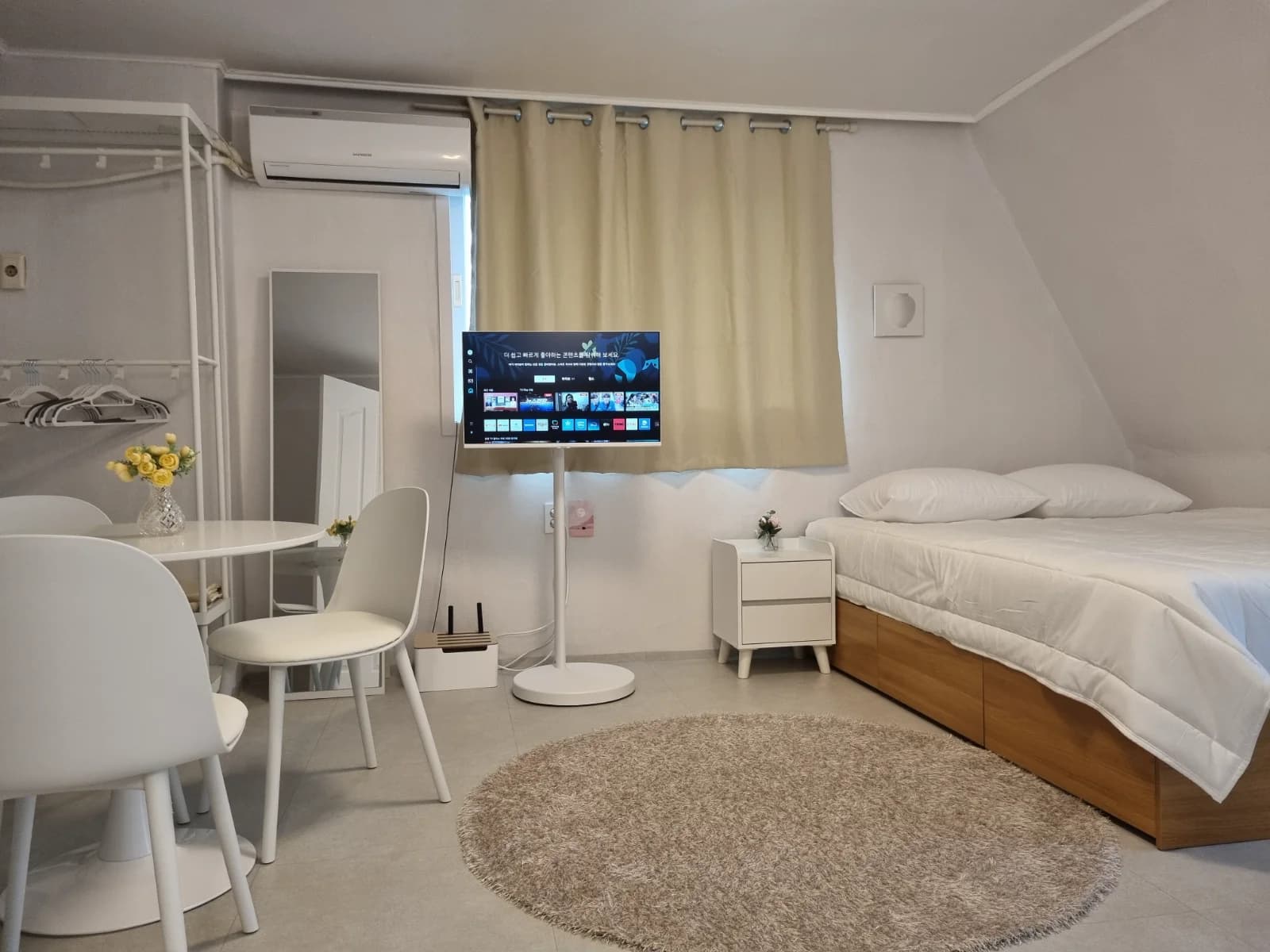 2 Bedrooms; 5mins to Sinsa Station & Nonhyeon Station
