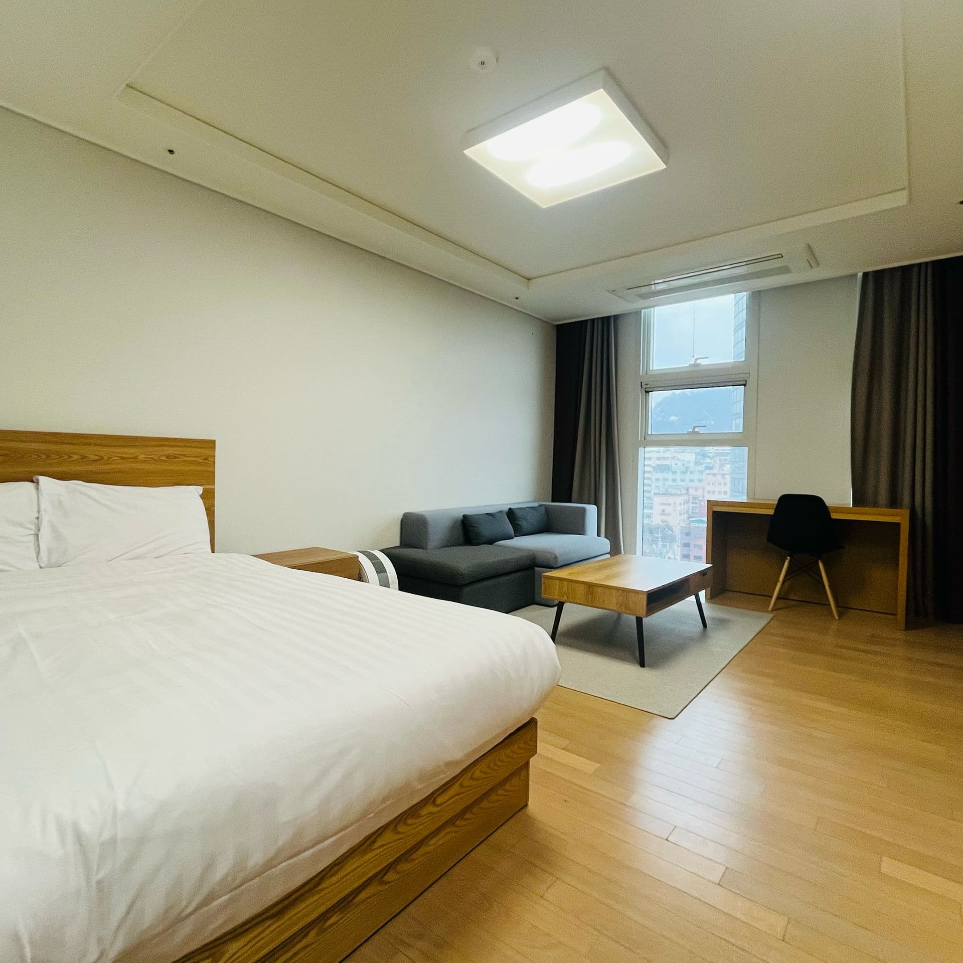 11th-Floor Seoul Station Studio with Gym Access