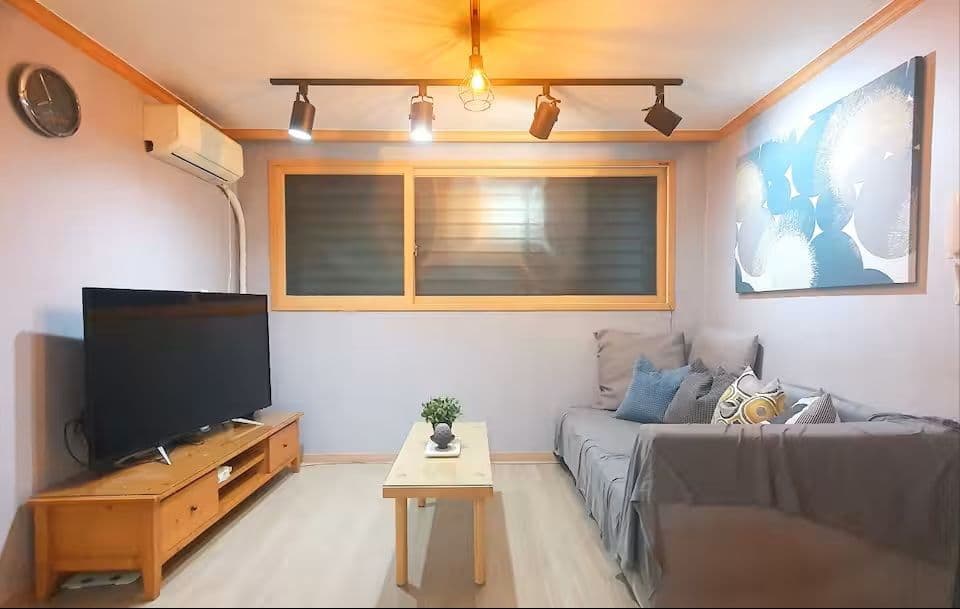 3-Room Flat Near Seoul Station with Dual Bathrooms