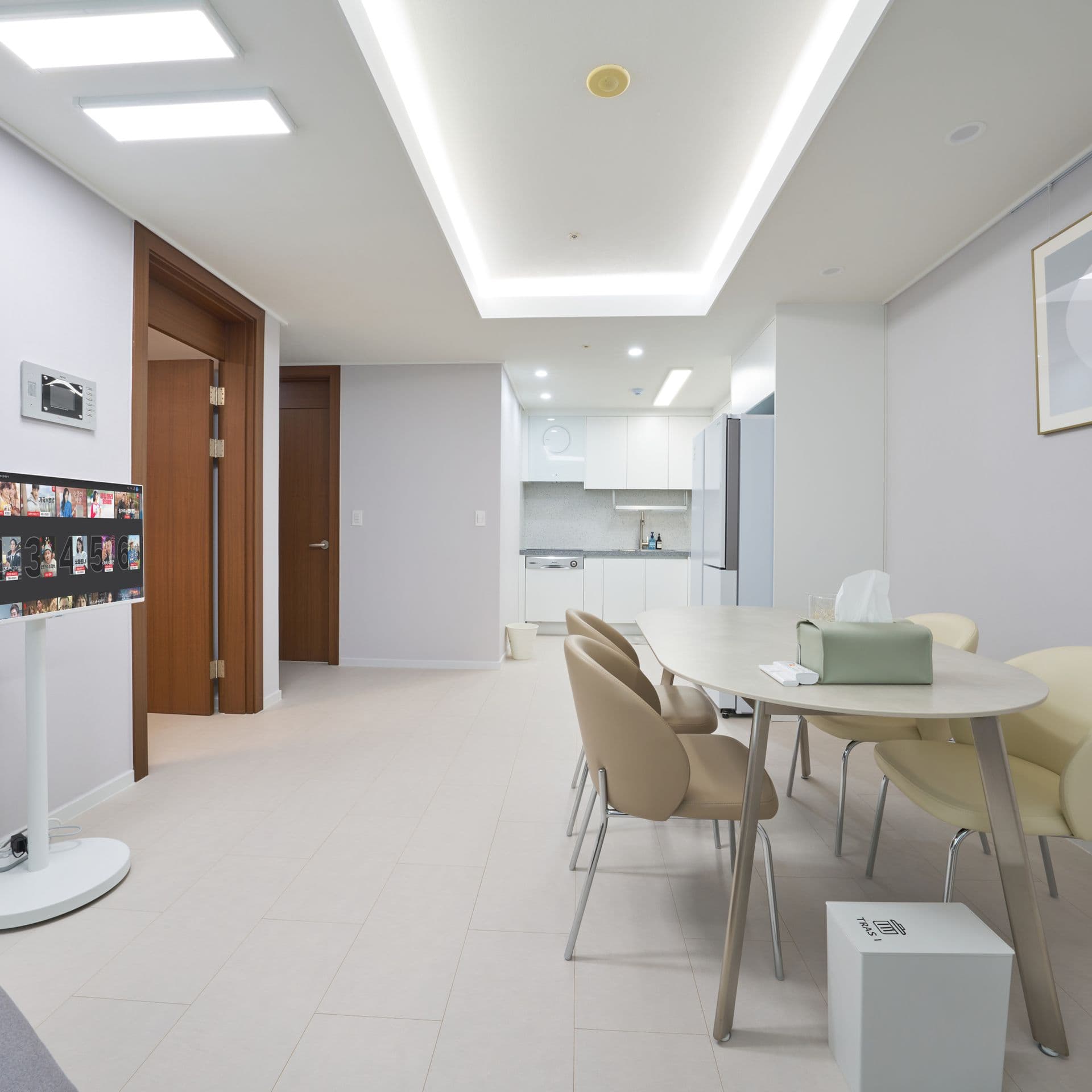 Fully Renovated Studio Steps from Anguk Station, Jongno