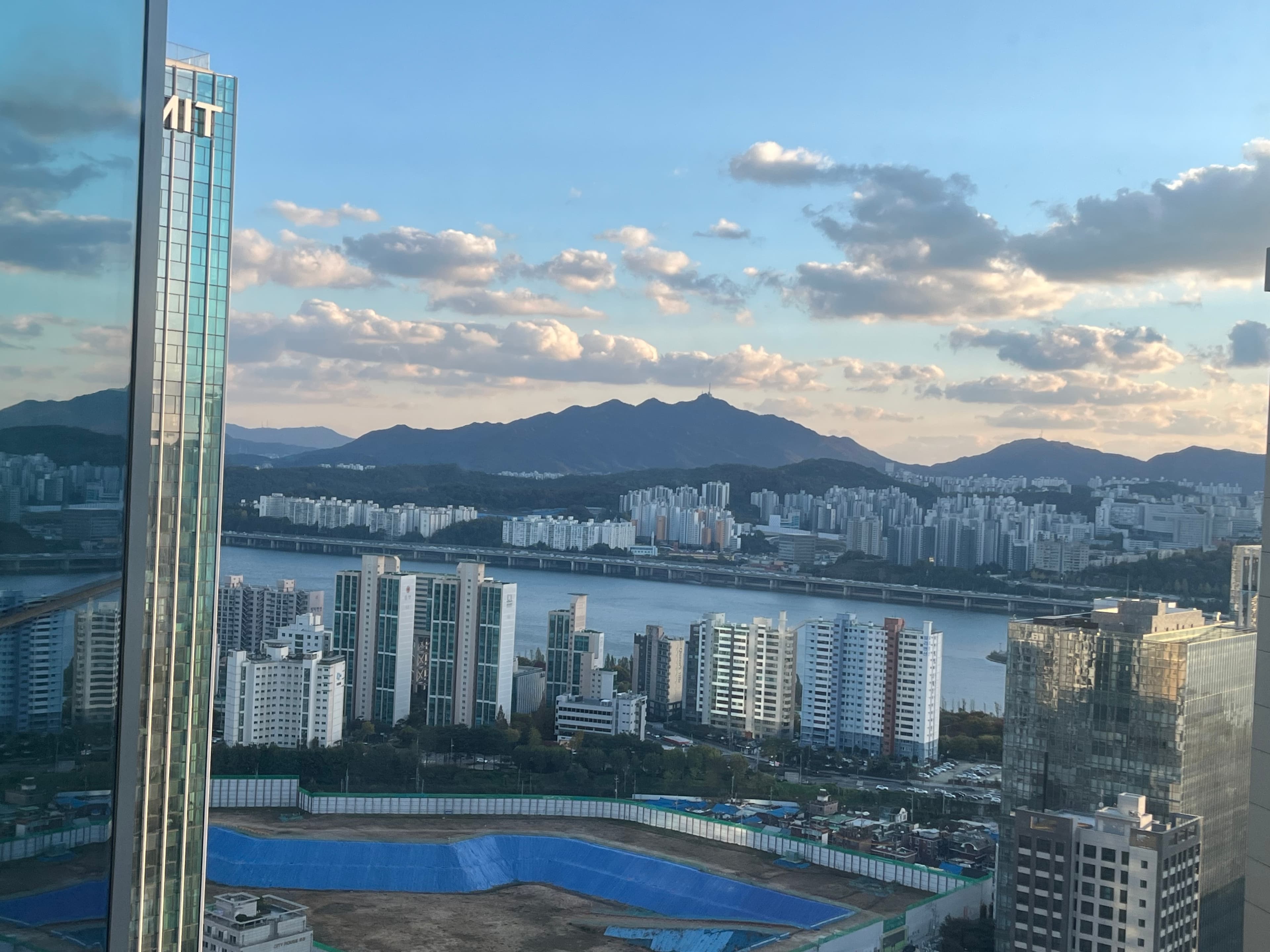 Yongsan 33F — 30㎡ (Han River View, 8-Week 10% Discount)