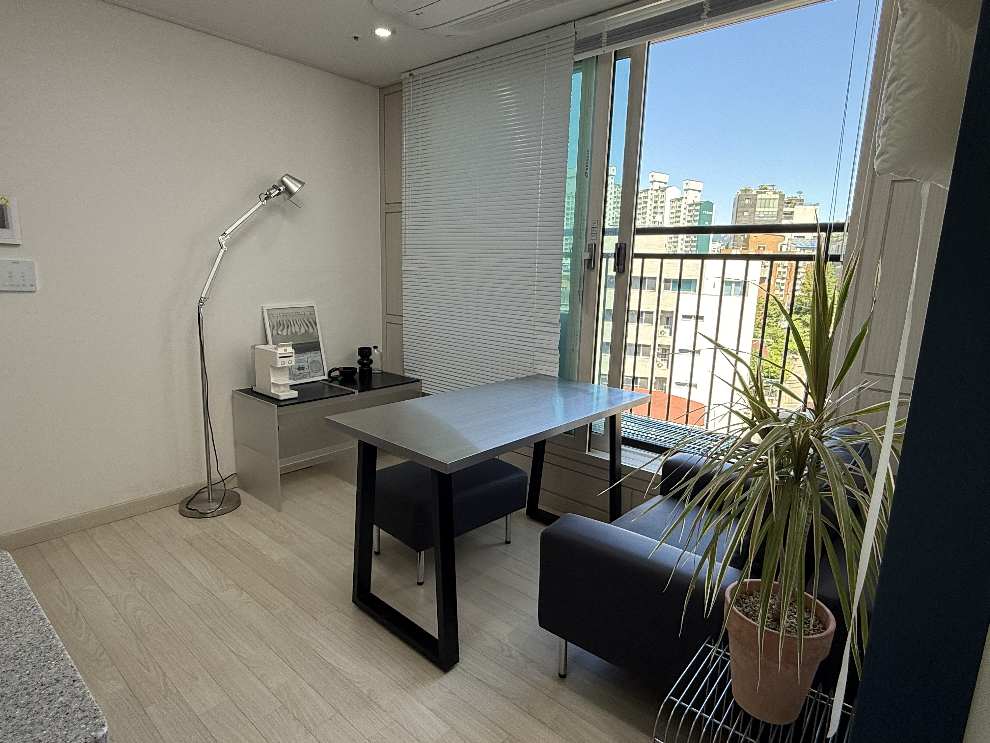 Hongdae 5-min — Modern 2-Room with City View (Veioz Stay, 8F)