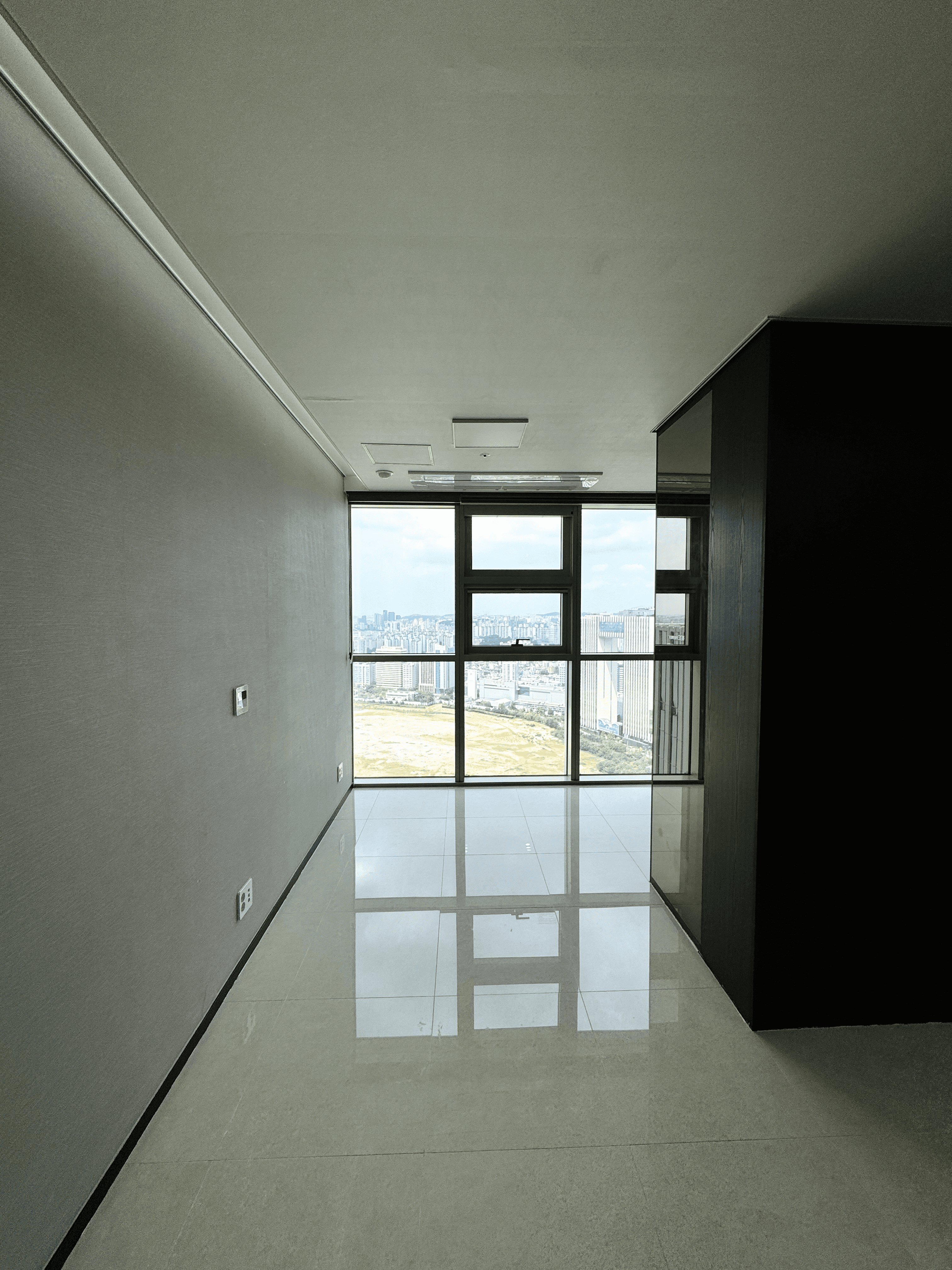 Yongsan 39F Top — 33㎡ (Highest Floor, Han River View)