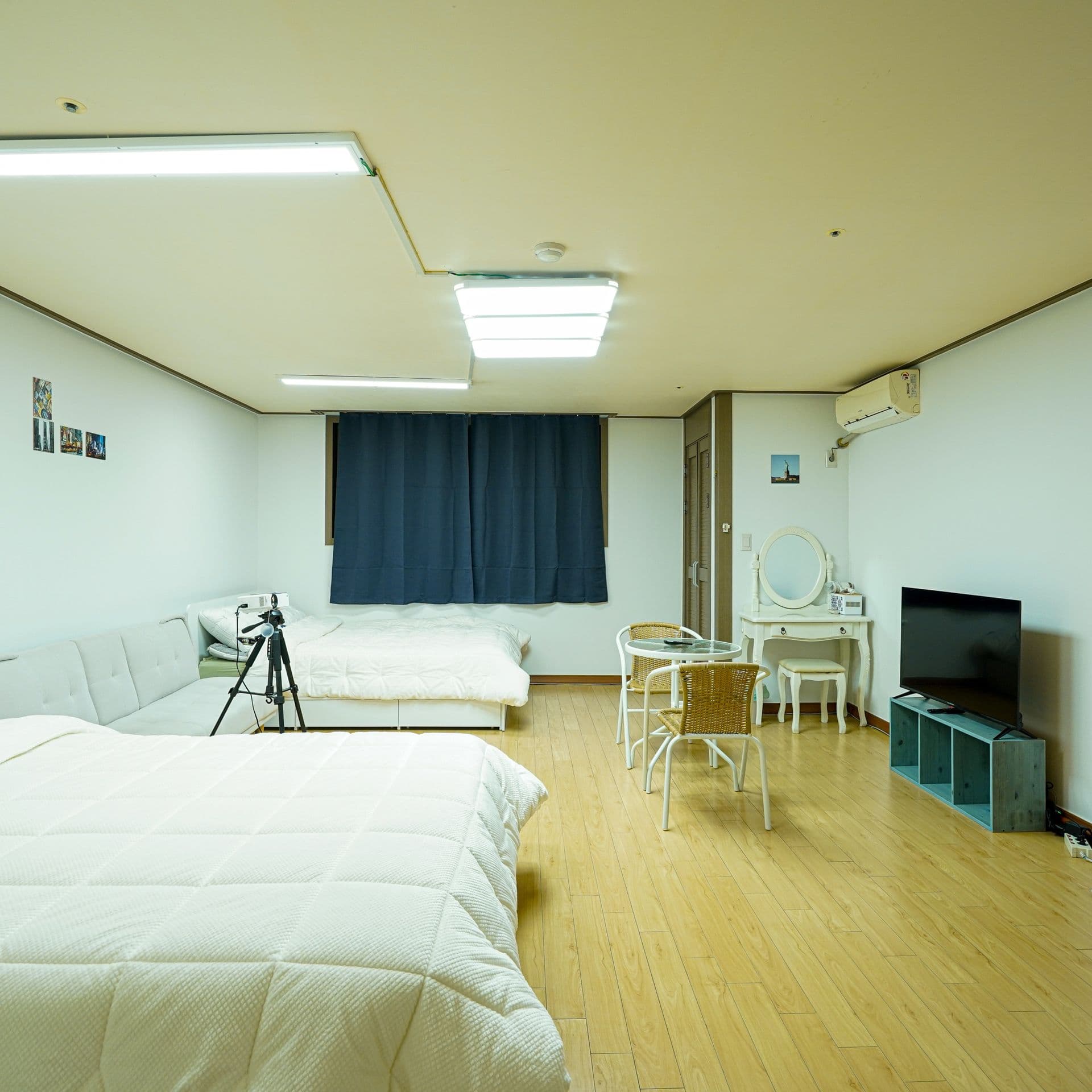 Spacious 36㎡ Studio with Twin Queens and Projector, Jongno