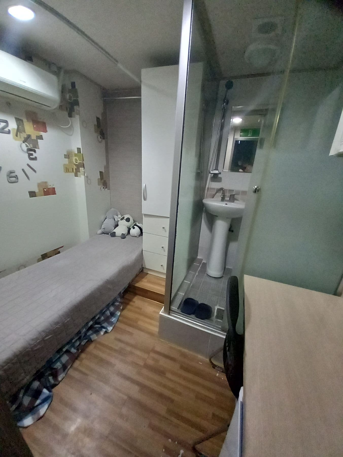 Jongno 3-ga Exit 14 Studio with Private Bath and AC