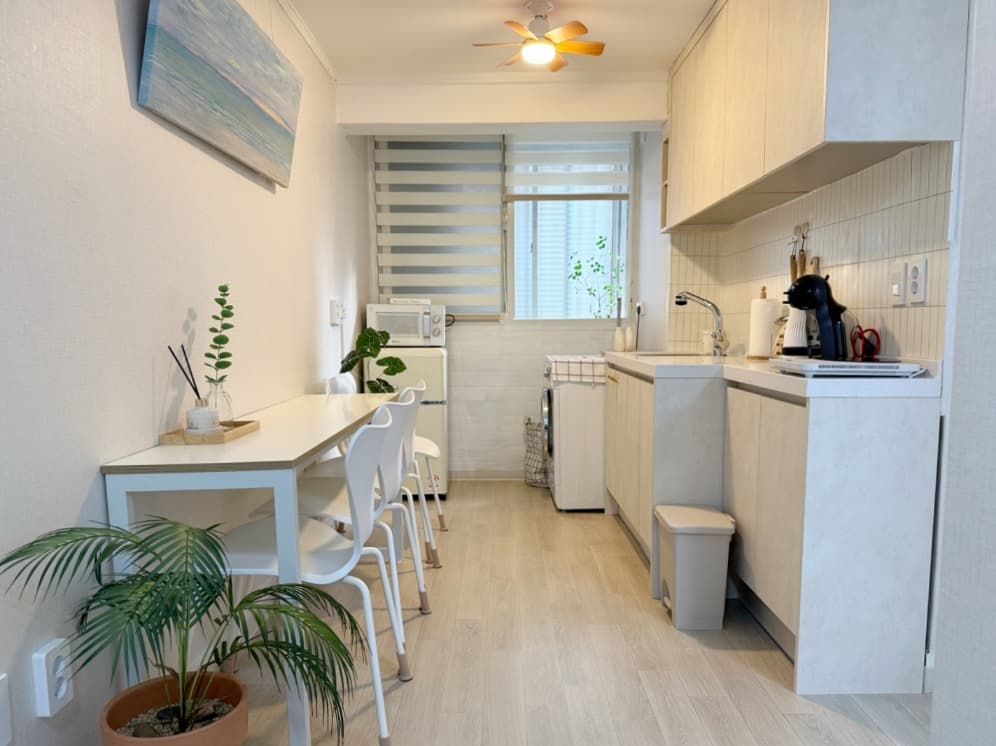 Hongdae 1-min — Renovated 33㎡ 2-Room with 2 Queens (Sleeps 4)