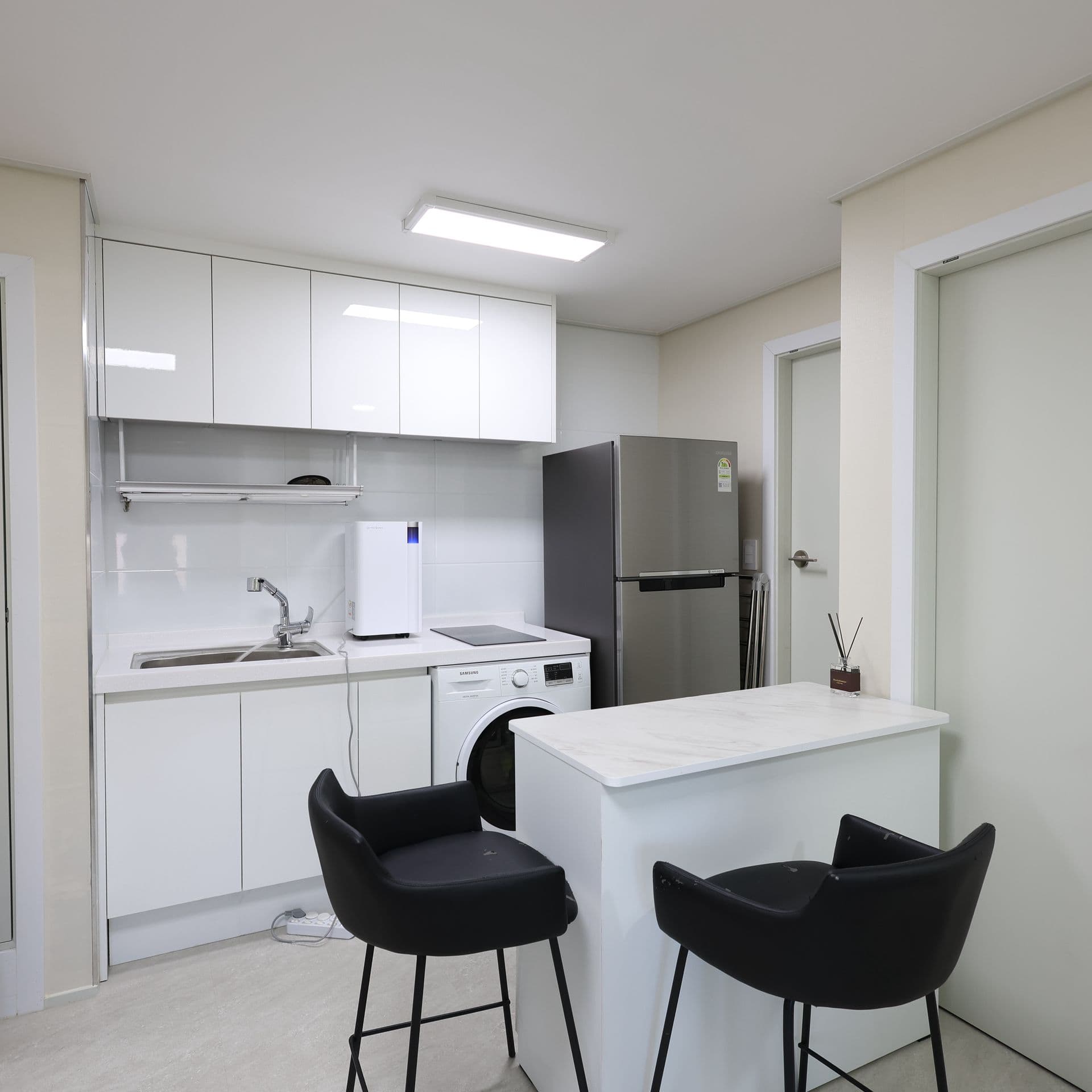 Freshly Remodeled Studio with Namsan Tower View, Haebangchon