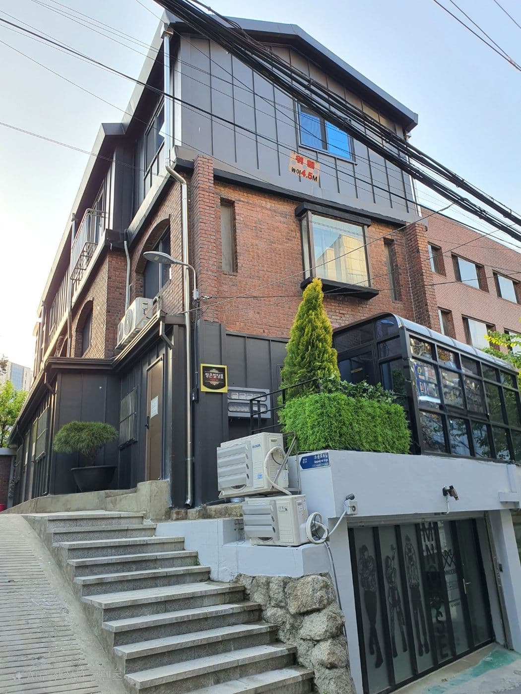 White-Tone Studio at the Foot of Namsan