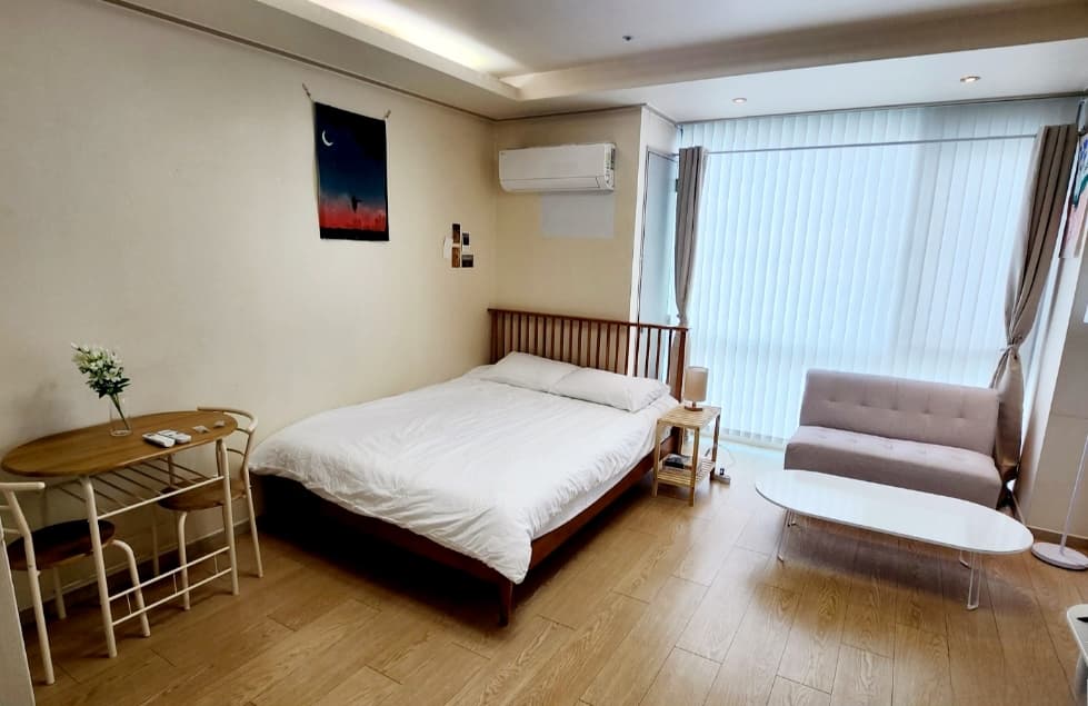 Sinyongsan — 15F, 40㎡ (White & Wood, Strong Reviews)