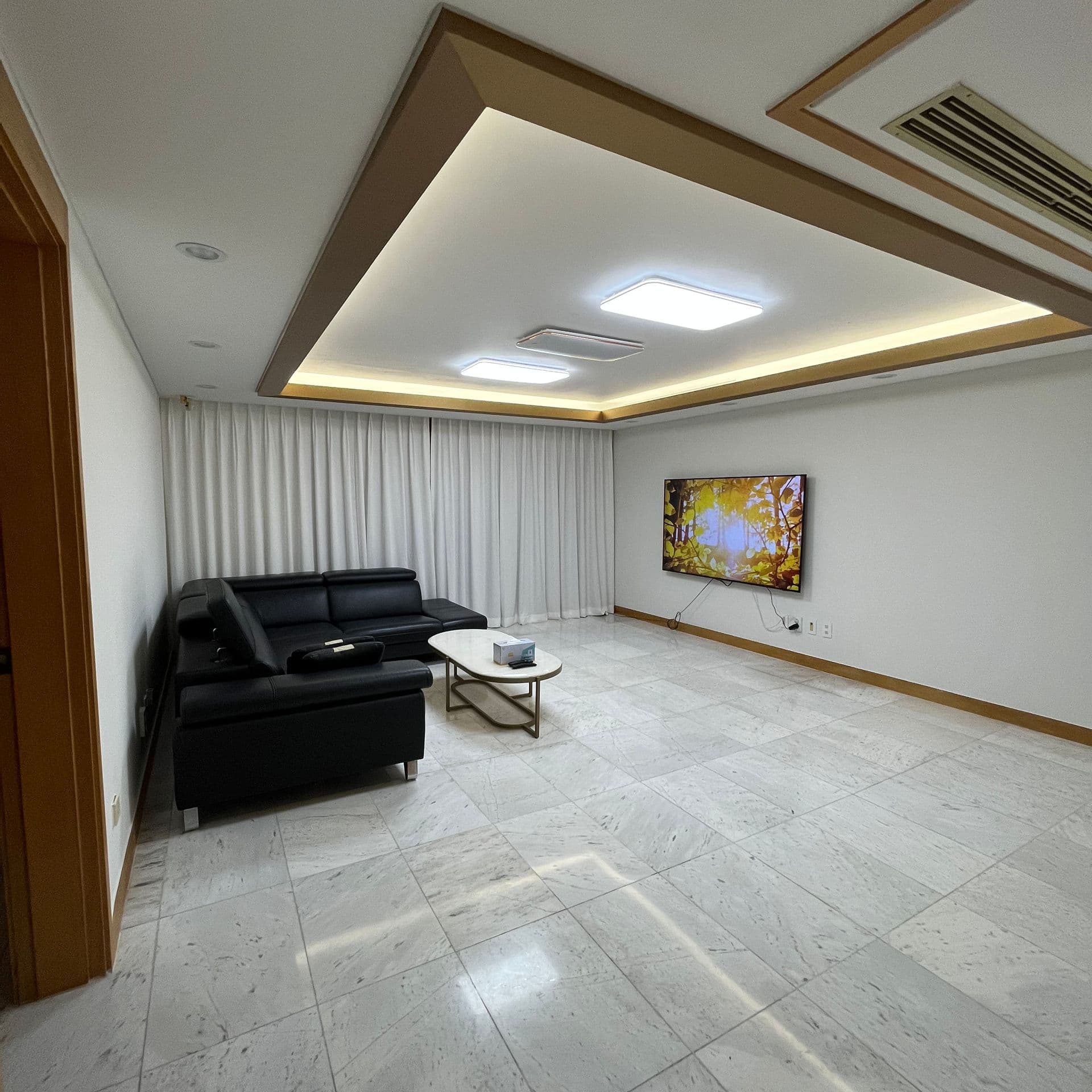 Spacious 126㎡ Two-Bath Studio with Balcony in Itaewon
