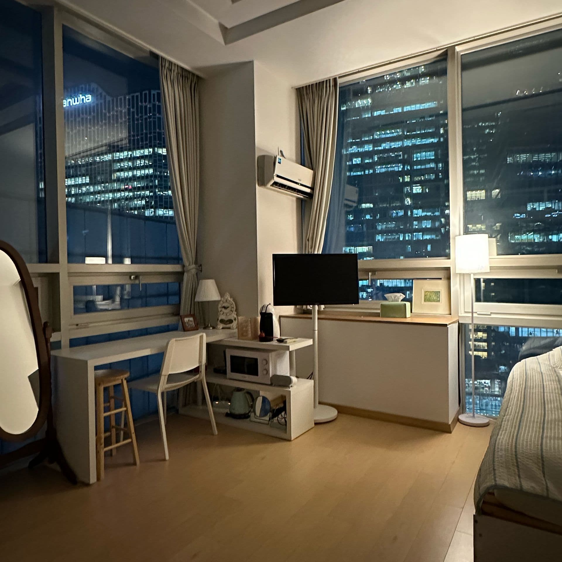 Cheonggyecheon View Deluxe Studio, 13th Floor Corner Windows