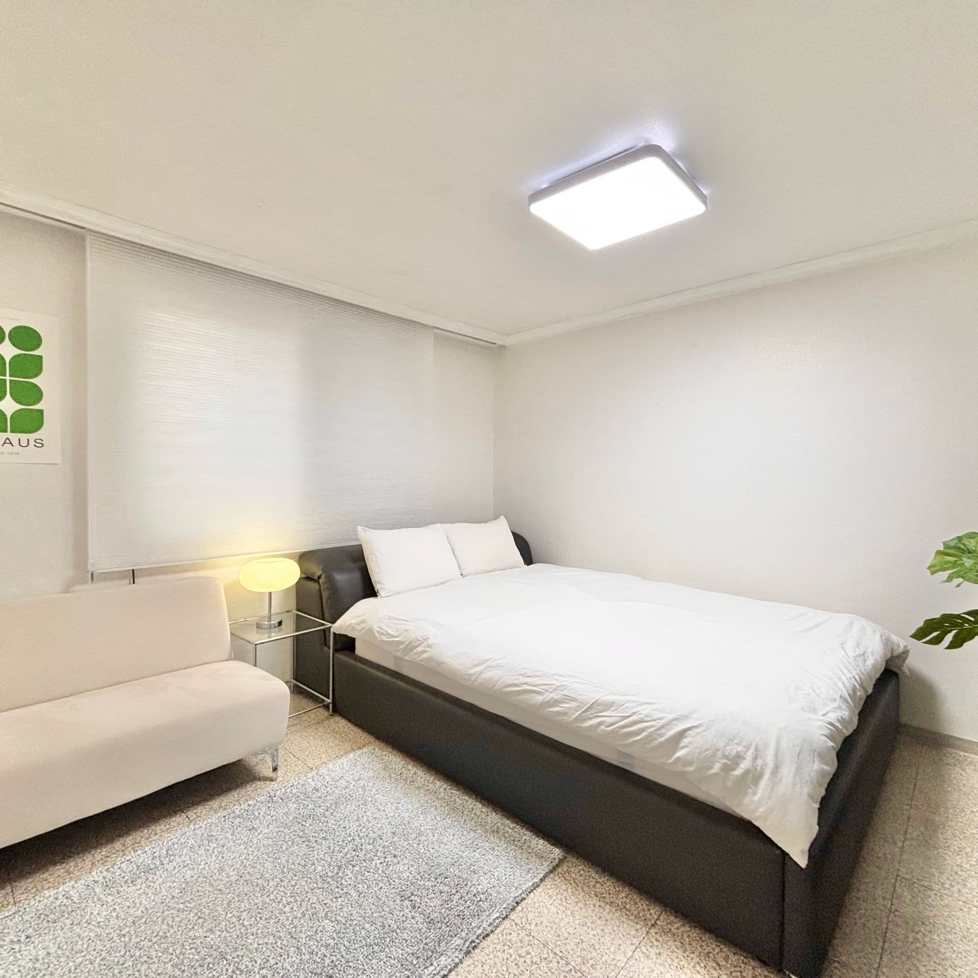 Mid-Century Two-Room Near Itaewon Station, Renovated Bath