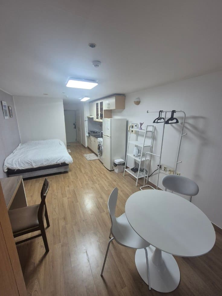 Sinchon Officetel — 5 min from Ewha, 10 min from Yonsei (3F Studio)