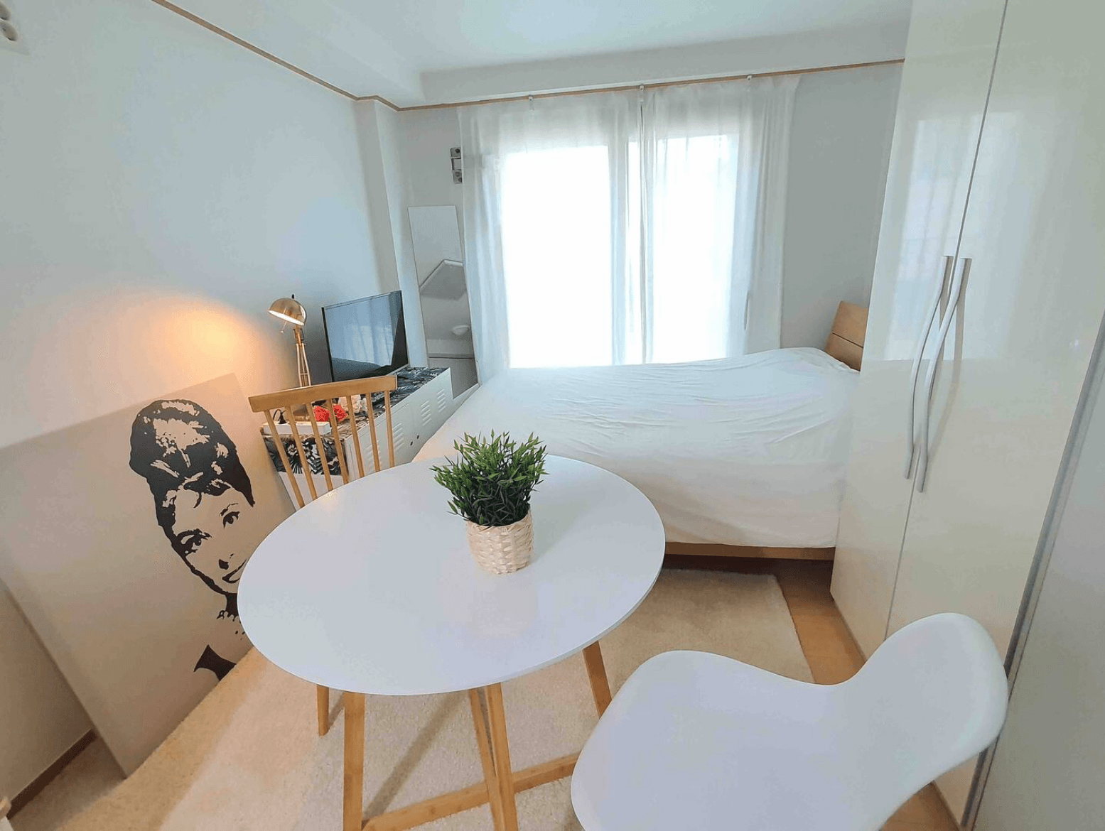 Hongdae 5-min — 26㎡ 3F Studio with Towels + Shampoo Included