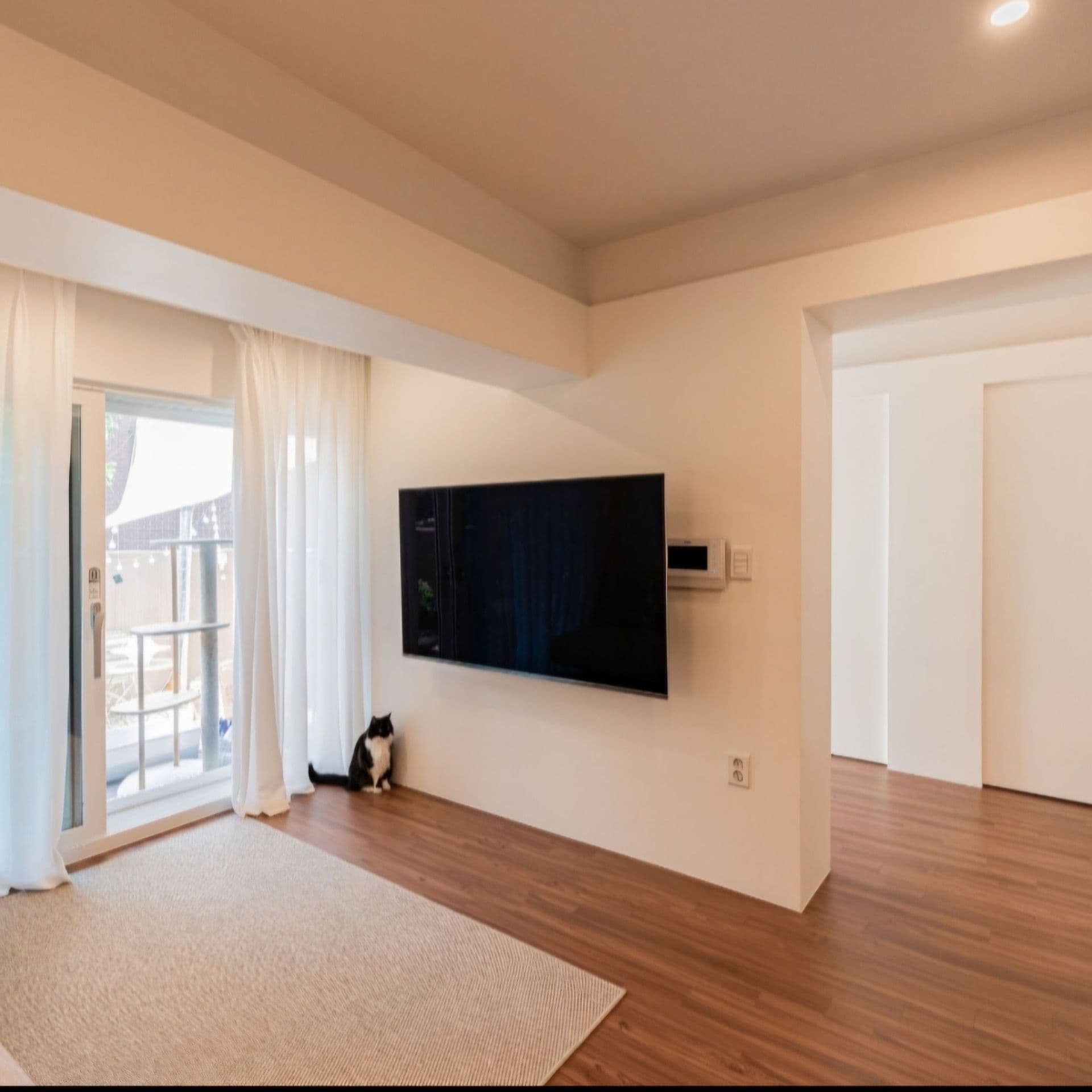 Hannam White-Painted House with Dressing Room and Balcony