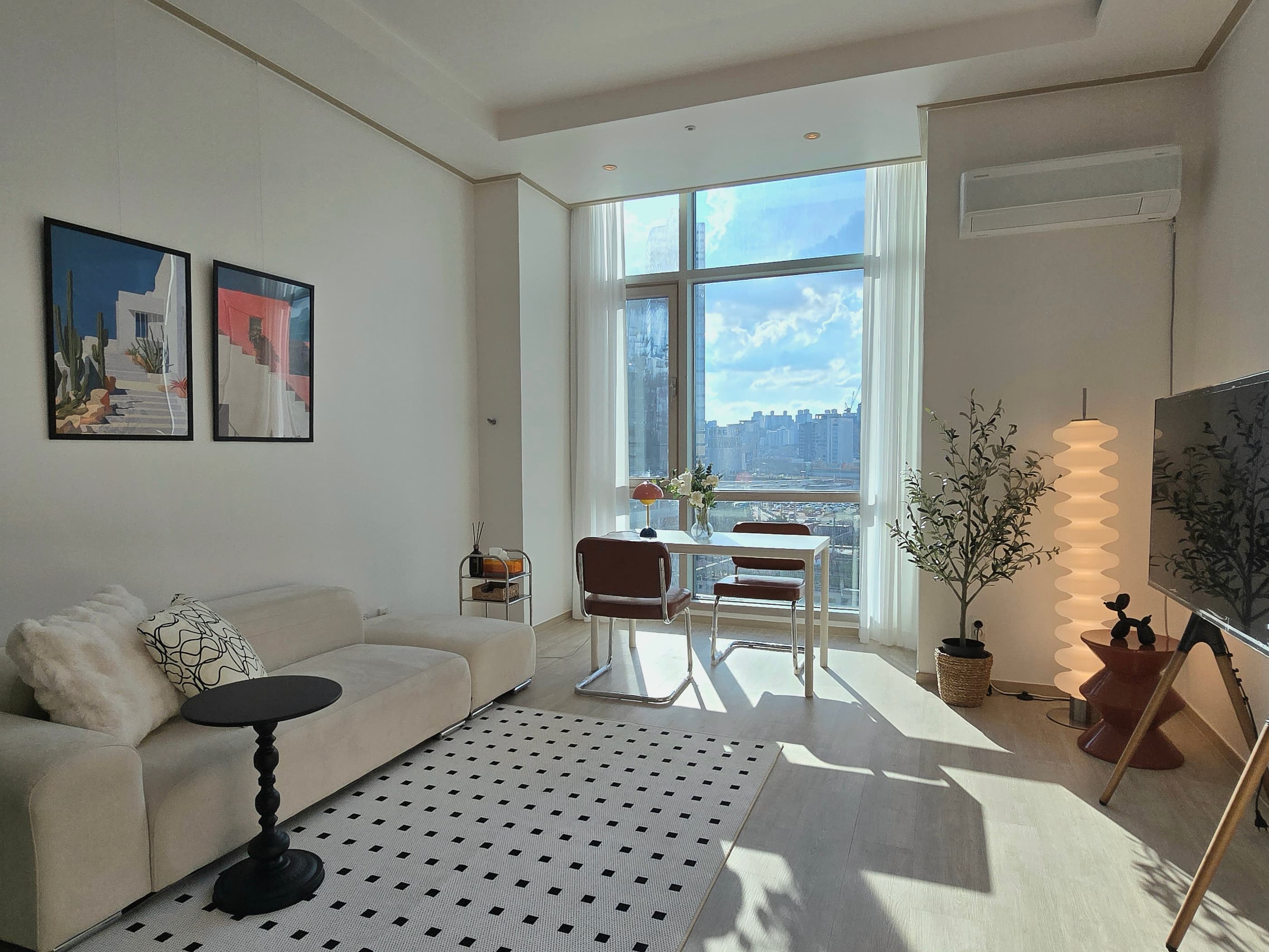 Sinyongsan — 6F Duplex, 43㎡ (Loft Structure, Smart TV)