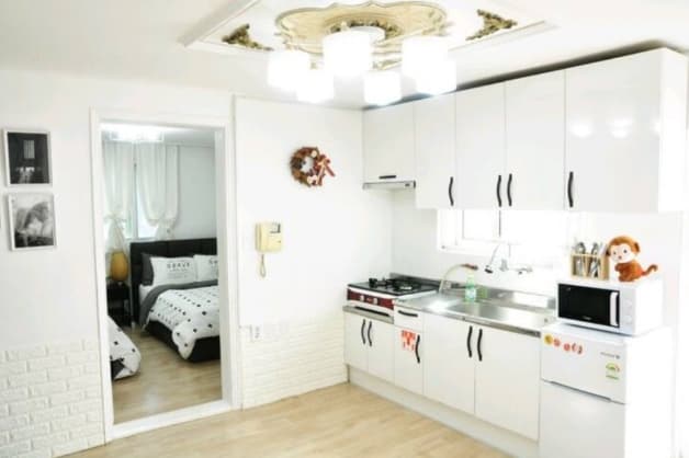 Hongdae 2-min — 66㎡ 3-Room Villa with 4 Beds (Sleeps 4-6)