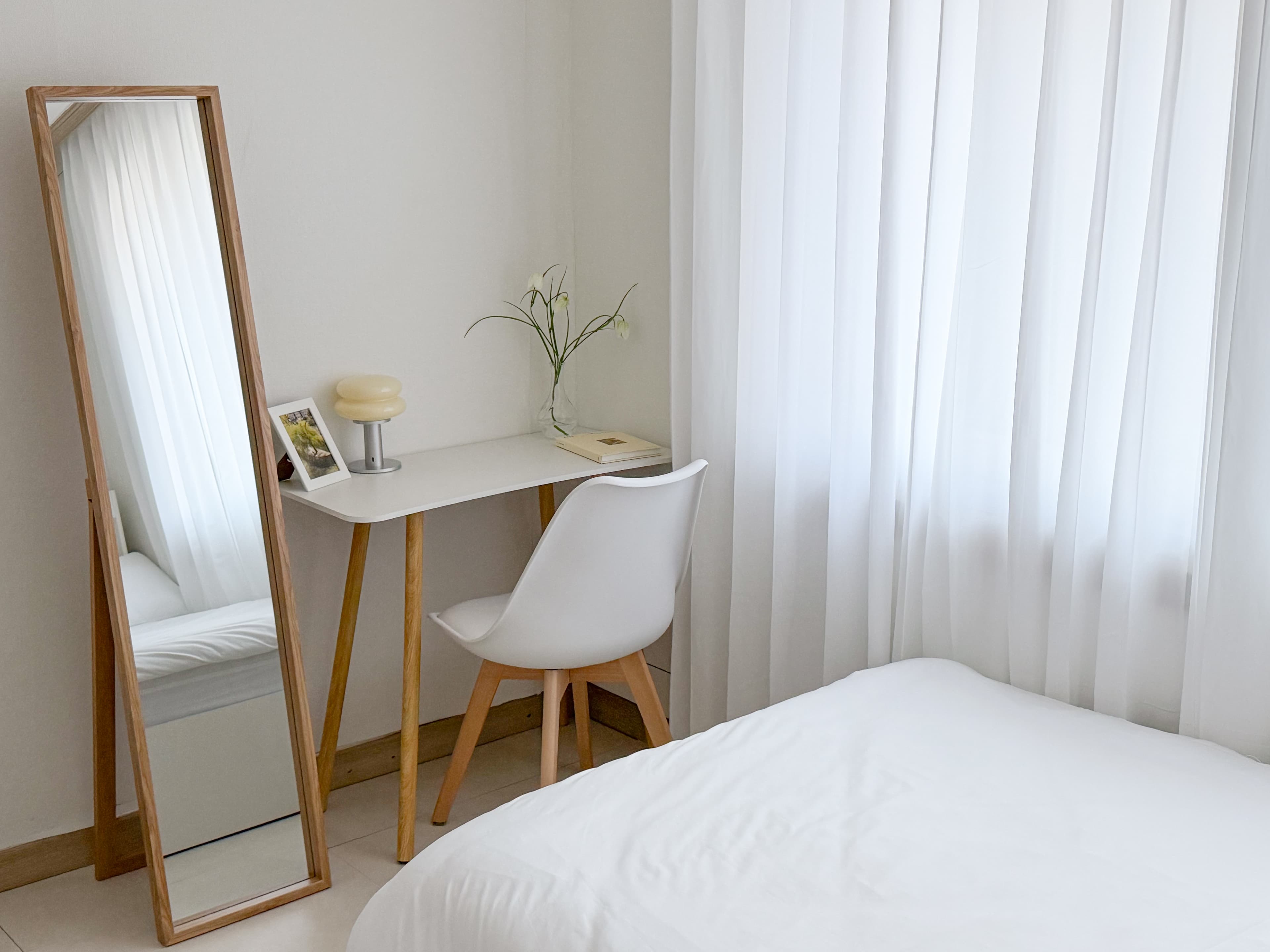 Hongdae+Hapjeong 5-min — Sunny 23㎡ 2F Studio for Solo Stays