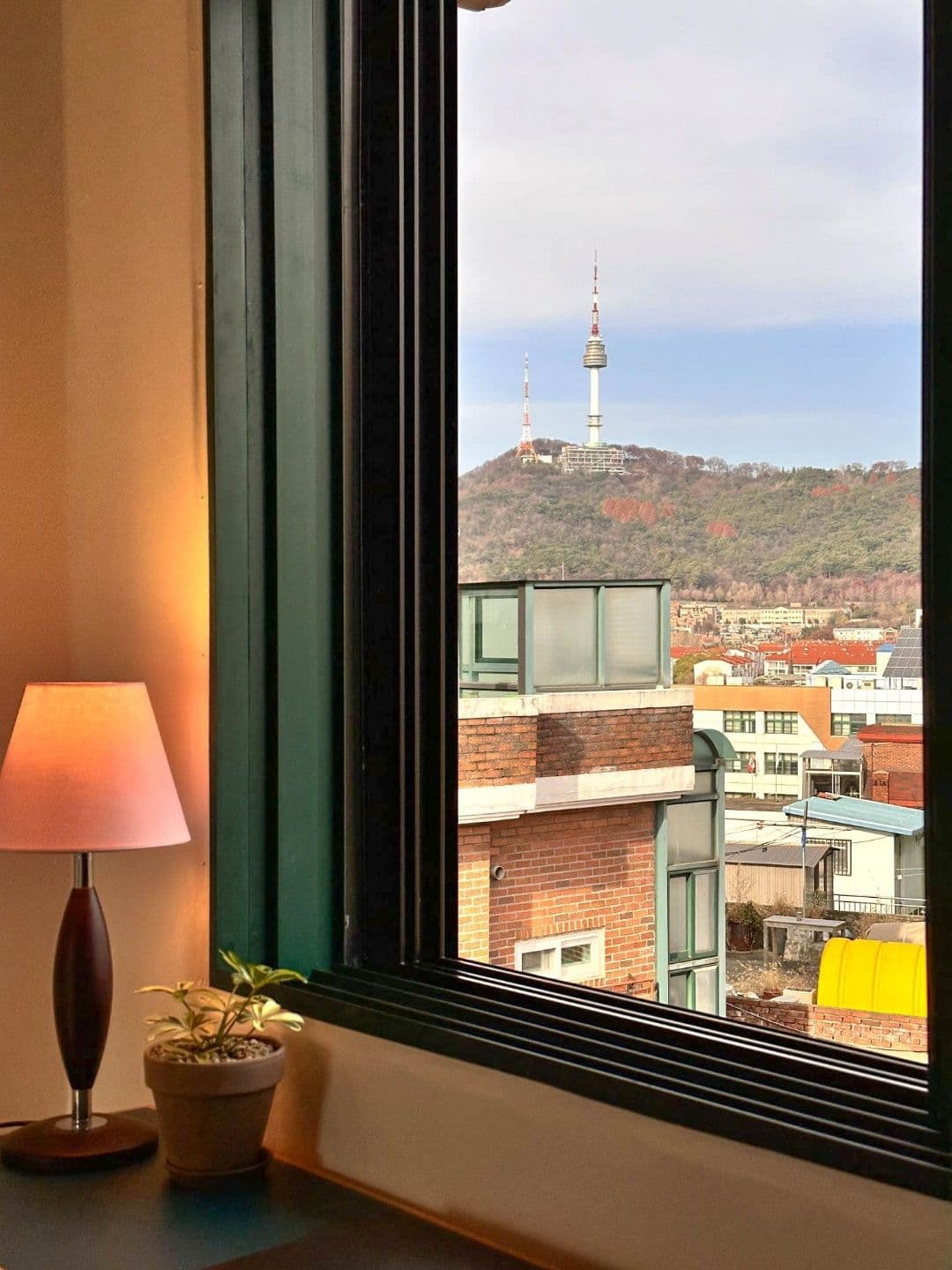 Itaewon Studio with Namsan Tower View, 3 min to Subway