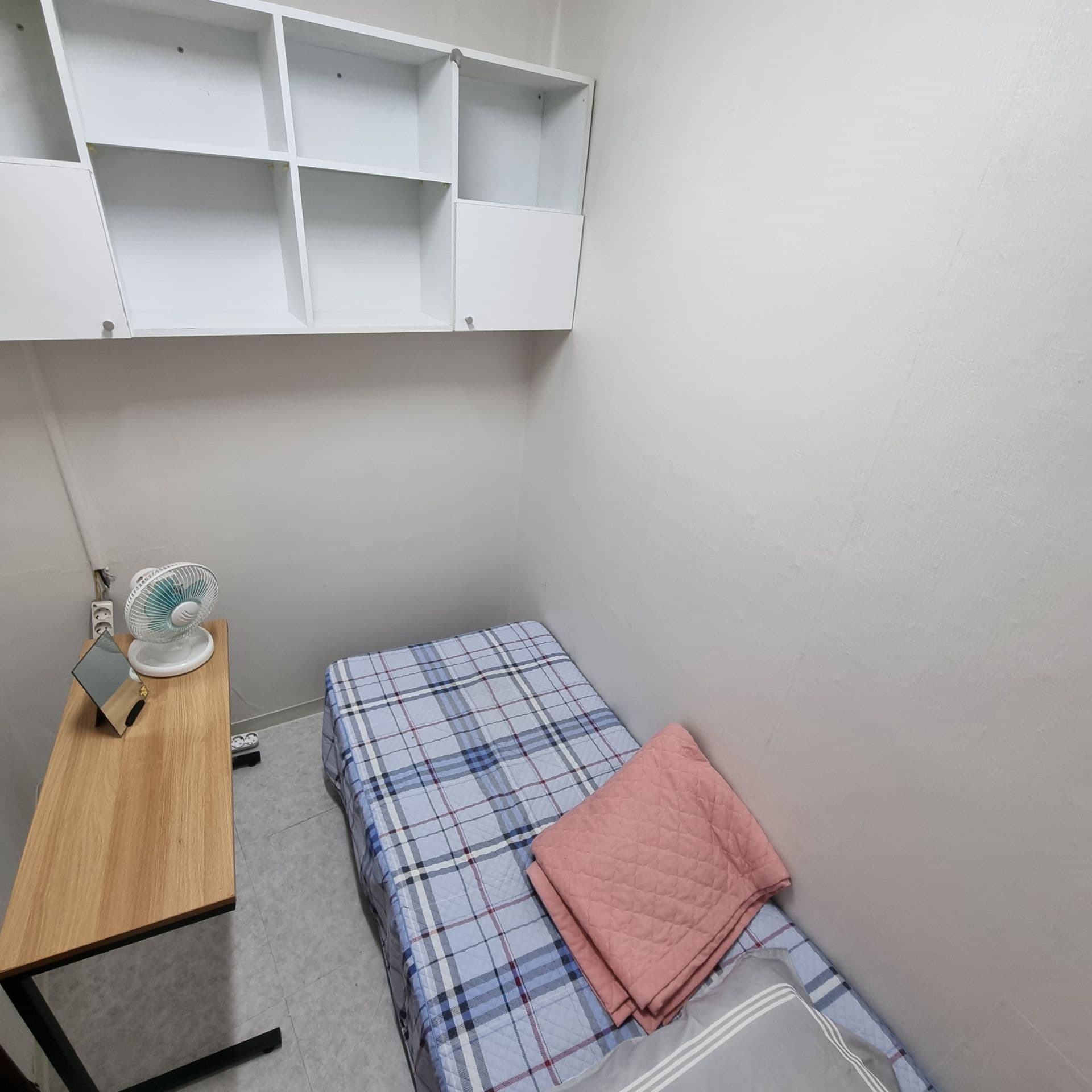 Bright Remodeled Studio Near Changgyeonggung Palace, Jongno