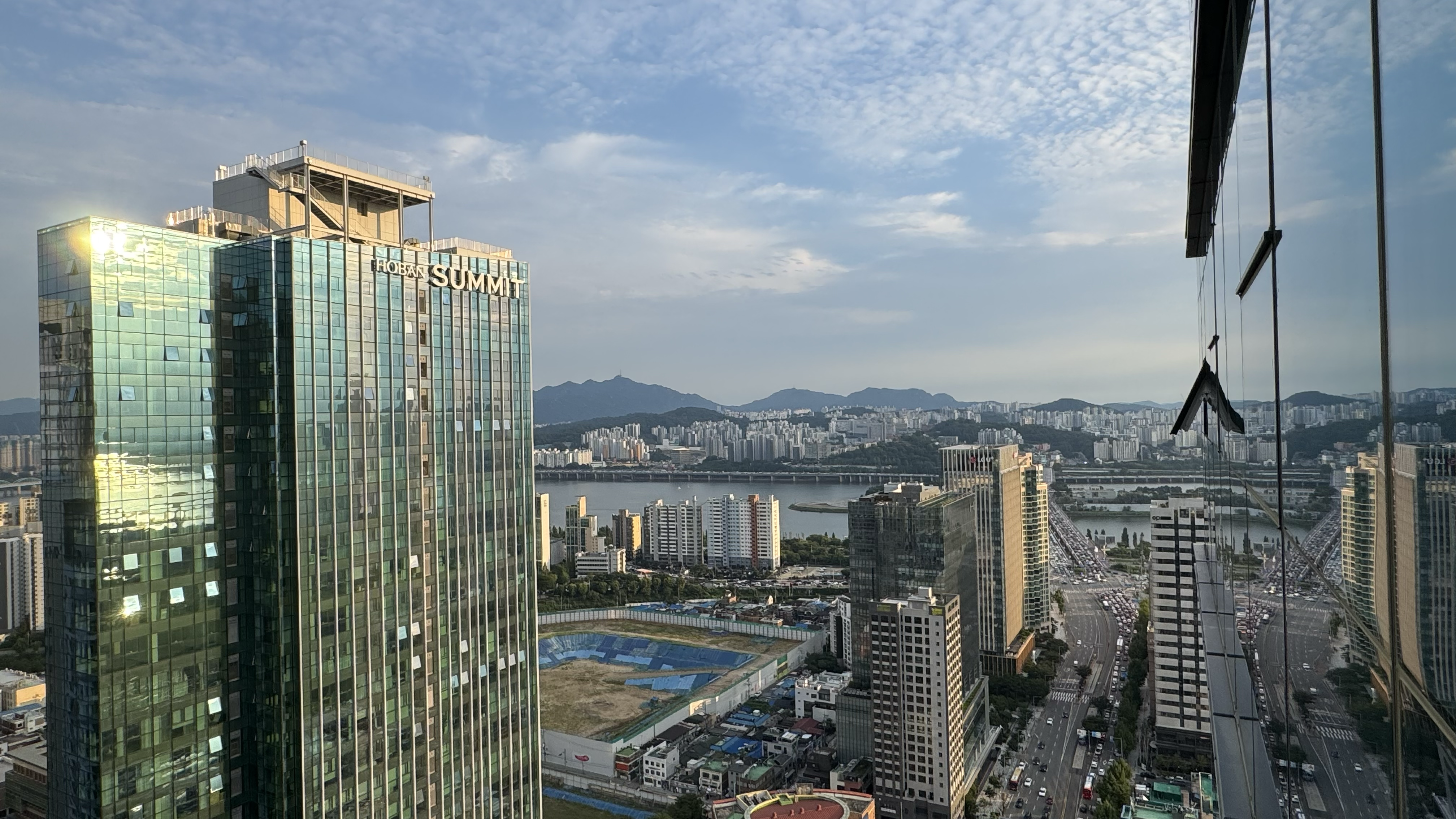 Yongsan 35F — 33㎡ (Modern Mid-Tier)