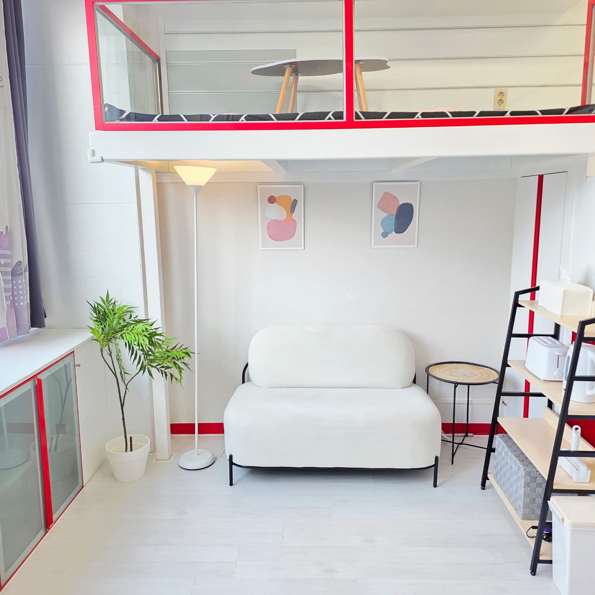 15th-Floor Studio Steps from Jongno Jonggak Station