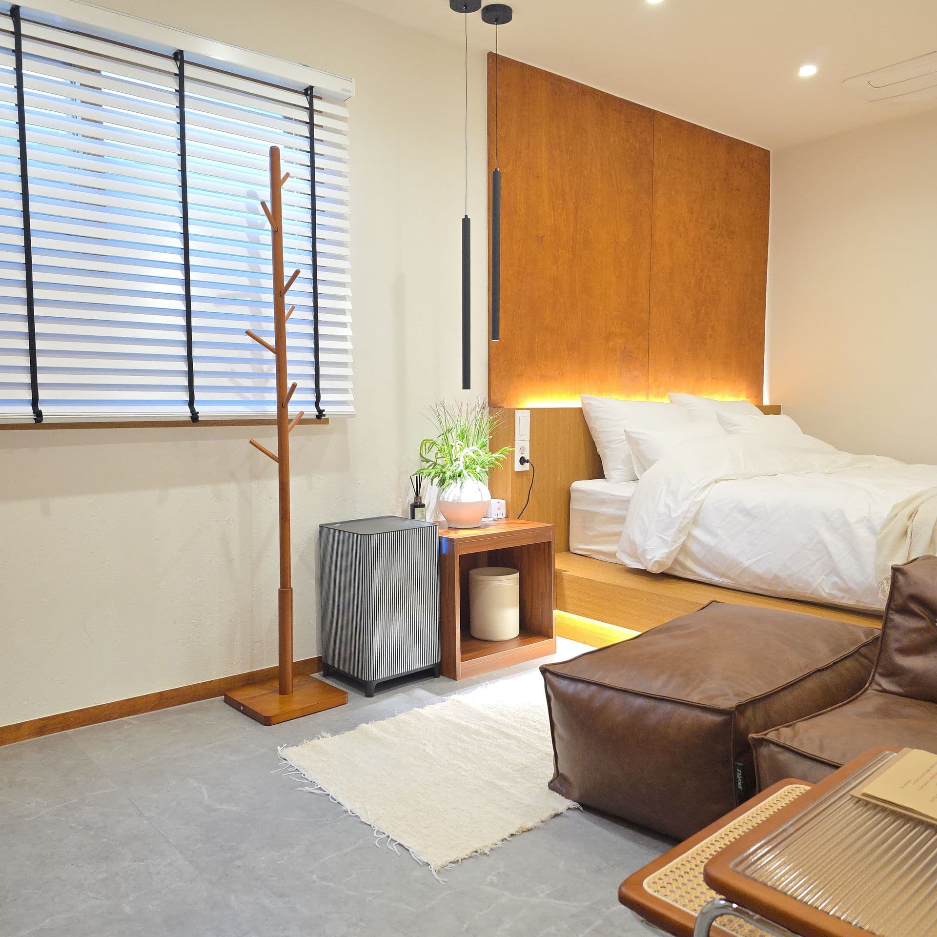 Renovated Studio Steps from Anguk Station, Near Unhyeongung