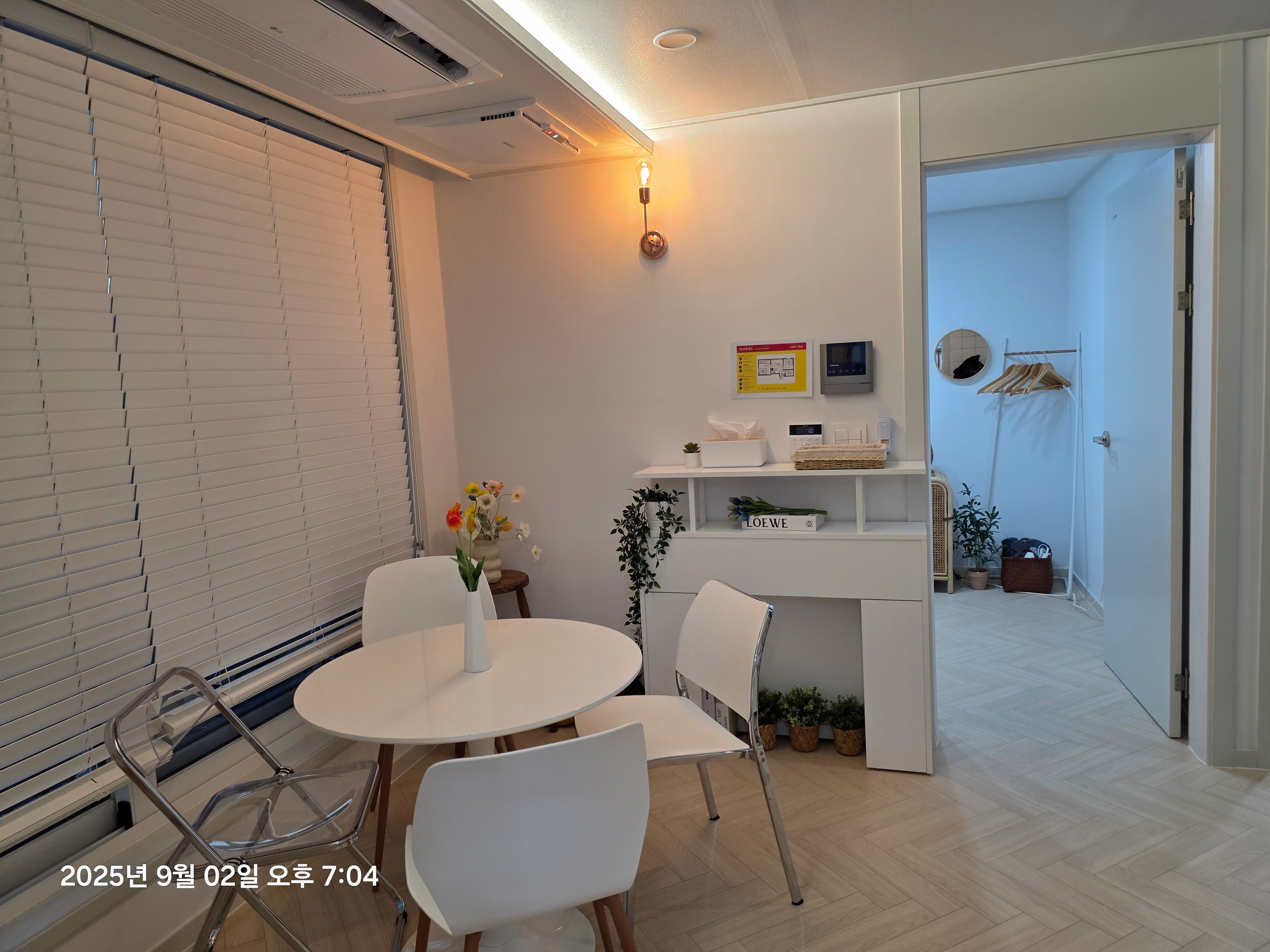 3 min from Korea Univ. Station, quiet area, new building.