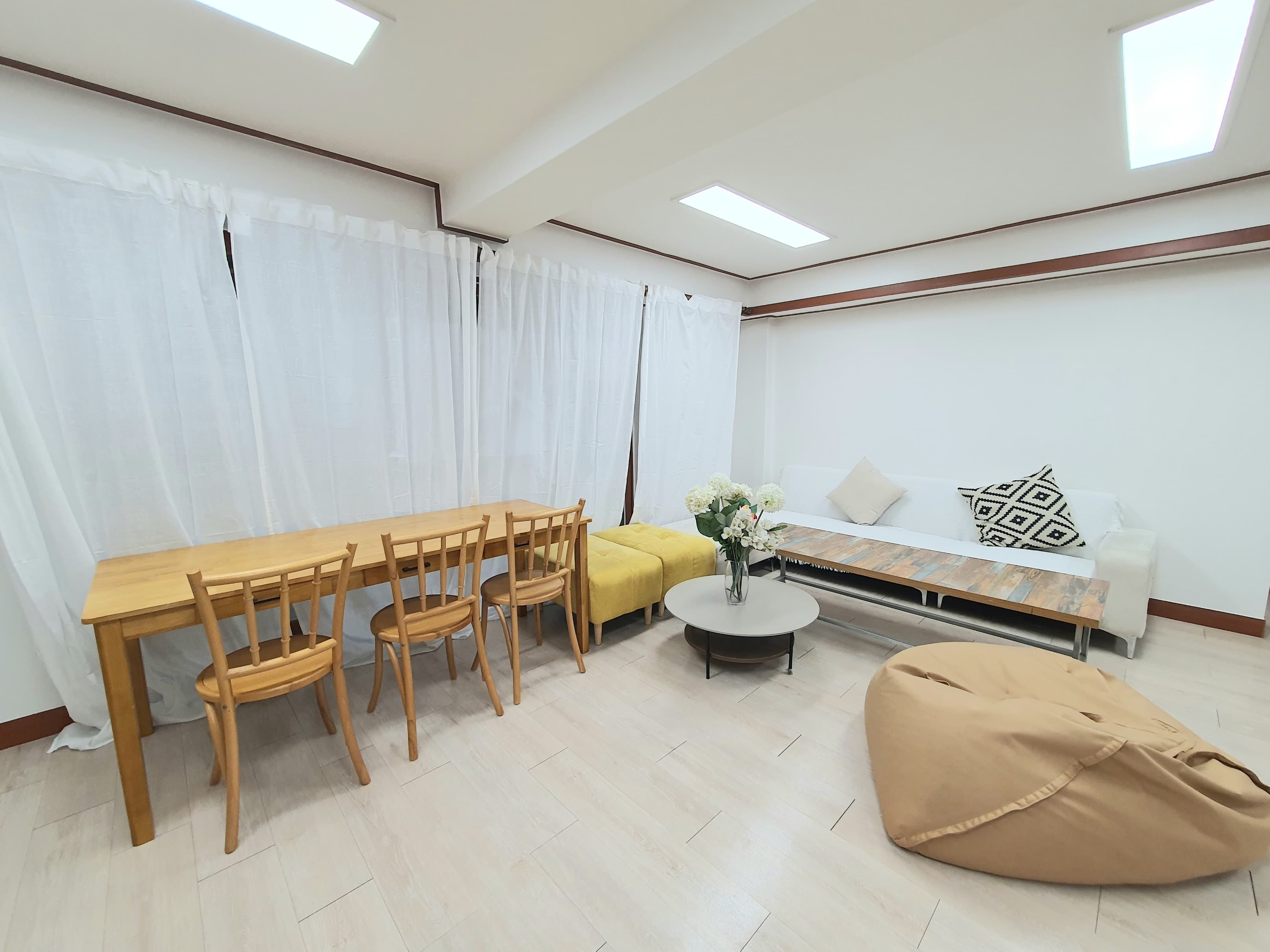 Hongdae 5-min — GRAND HOUSE 228㎡ 6BR/3BA for up to 25 Guests