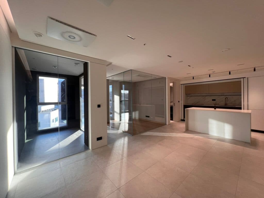 Hannam Premium Studio with Floor-to-Ceiling Glass and Designer Furnishings