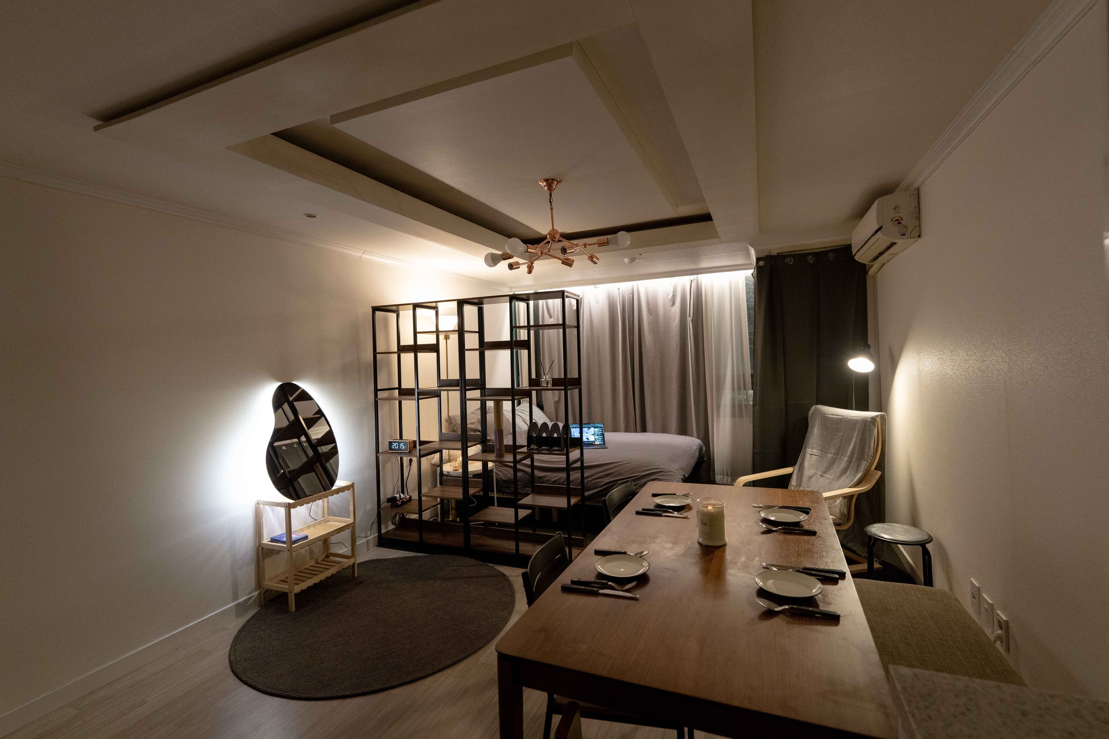 Sinchon Train Station 1-min — Queen Bed Officetel, Ex-Airbnb Superhost