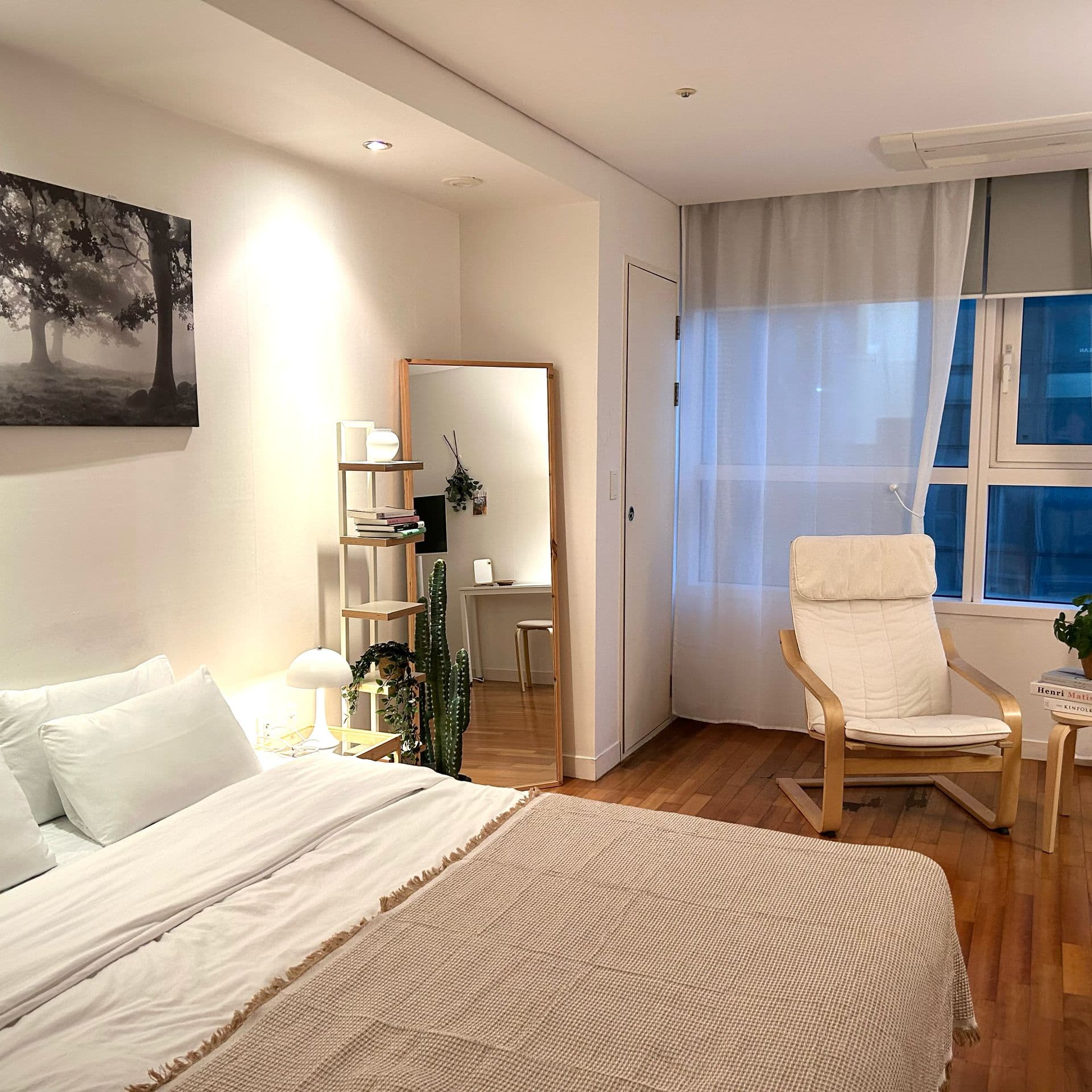 High-Floor Studio Above Gwanghwamun's Best Food Street