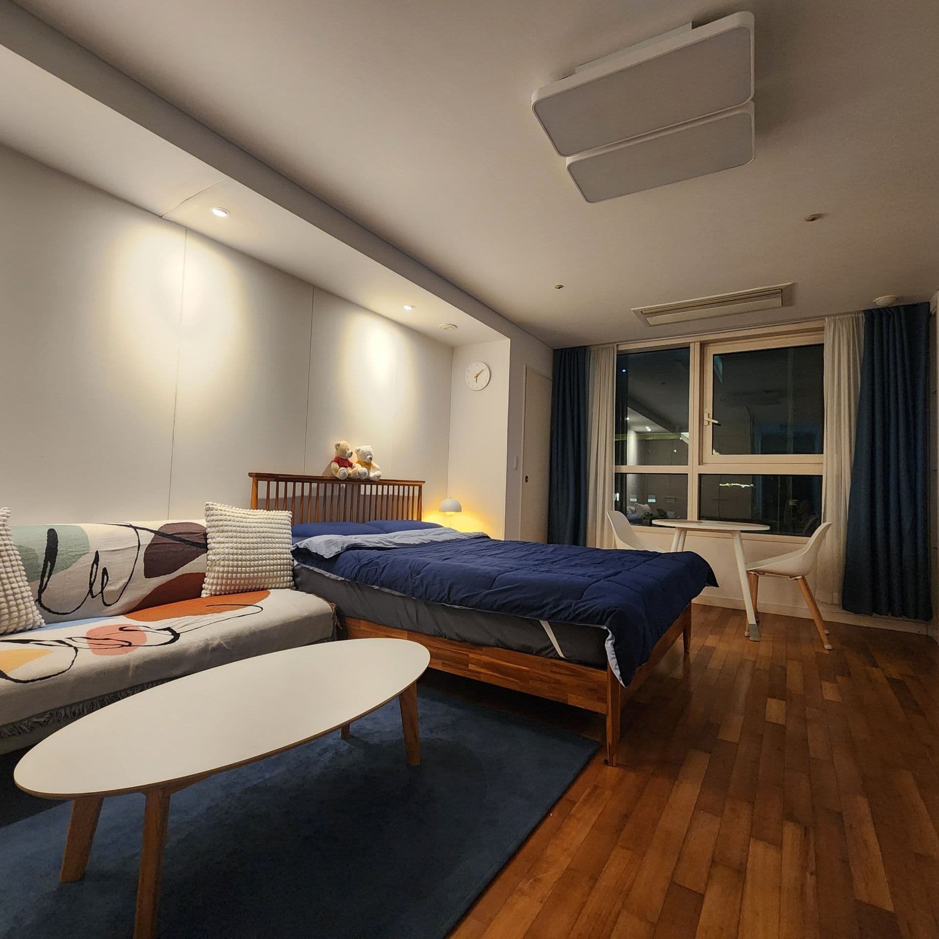 20th-Floor Studio in Jongno with Queen Bed and Full Amenities
