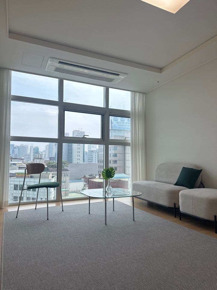 Twin City Seoul Station Studio with 28F Rooftop Lounge Access
