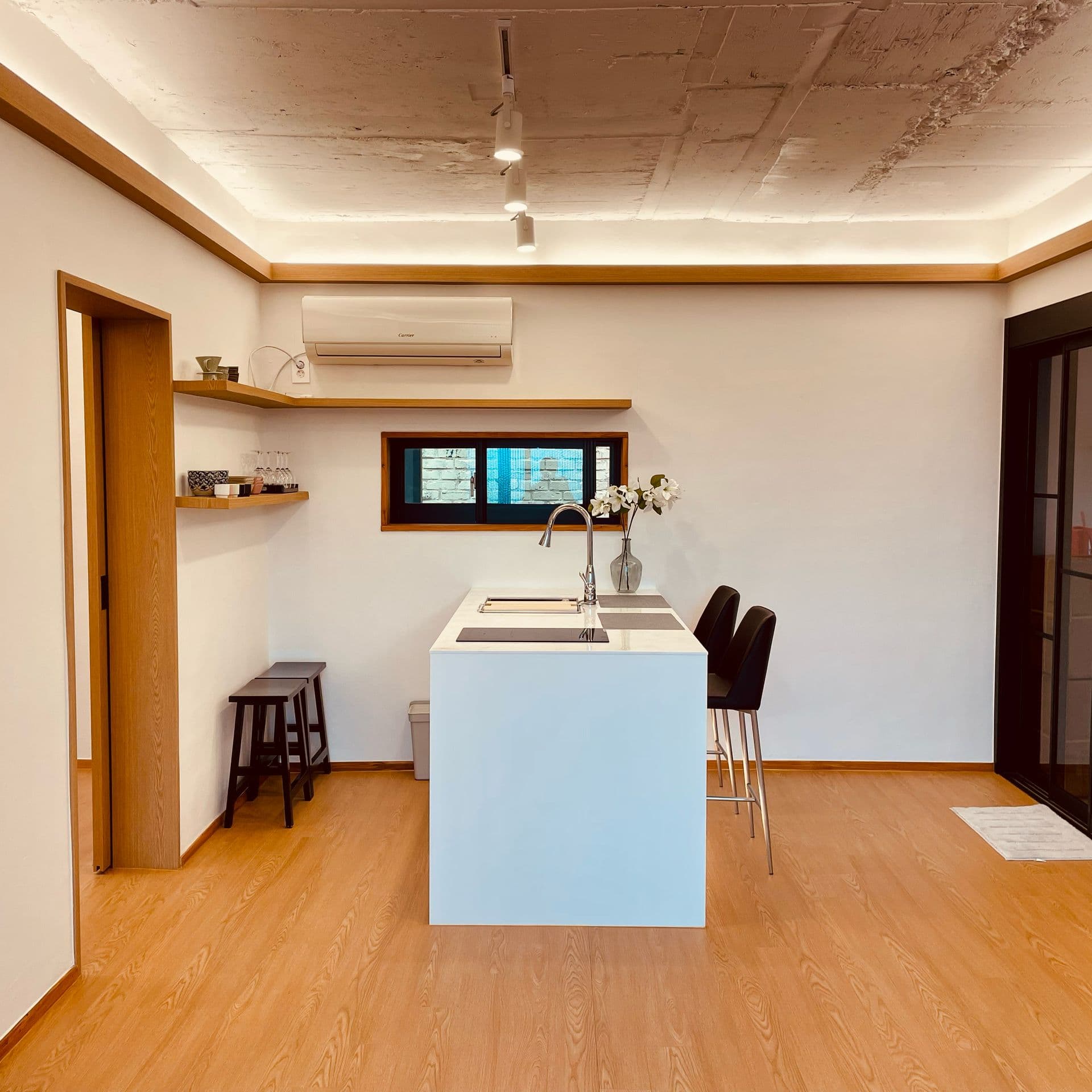 Hanok-Style Two-Bedroom with Namsan Tower Rooftop Views