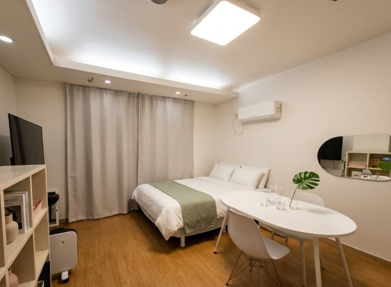 Gangnam Station 3-min — Pet-Friendly Studio with Dryer & 55" Smart TV