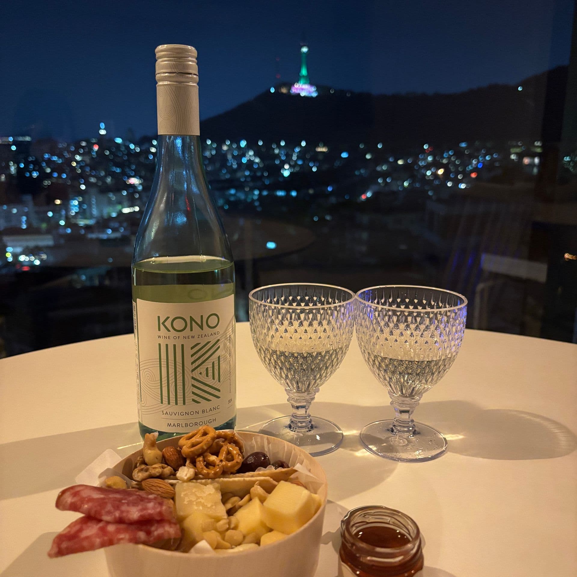 Namsan-View Studio with Floor-to-Ceiling Windows, Itaewon