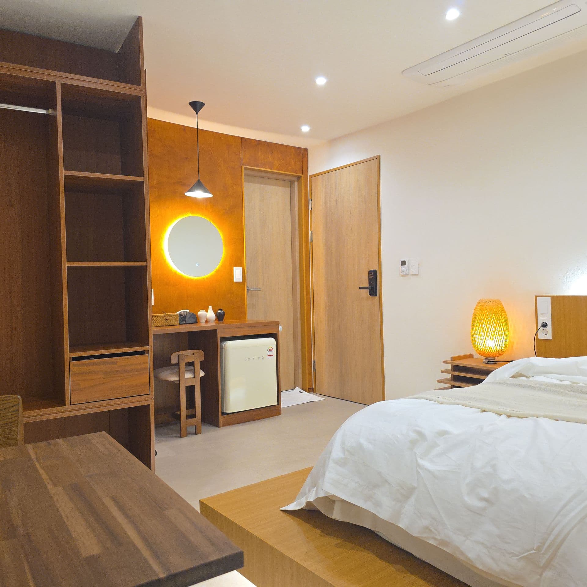 Fully Renovated Studio Steps from Anguk Station, Jongno