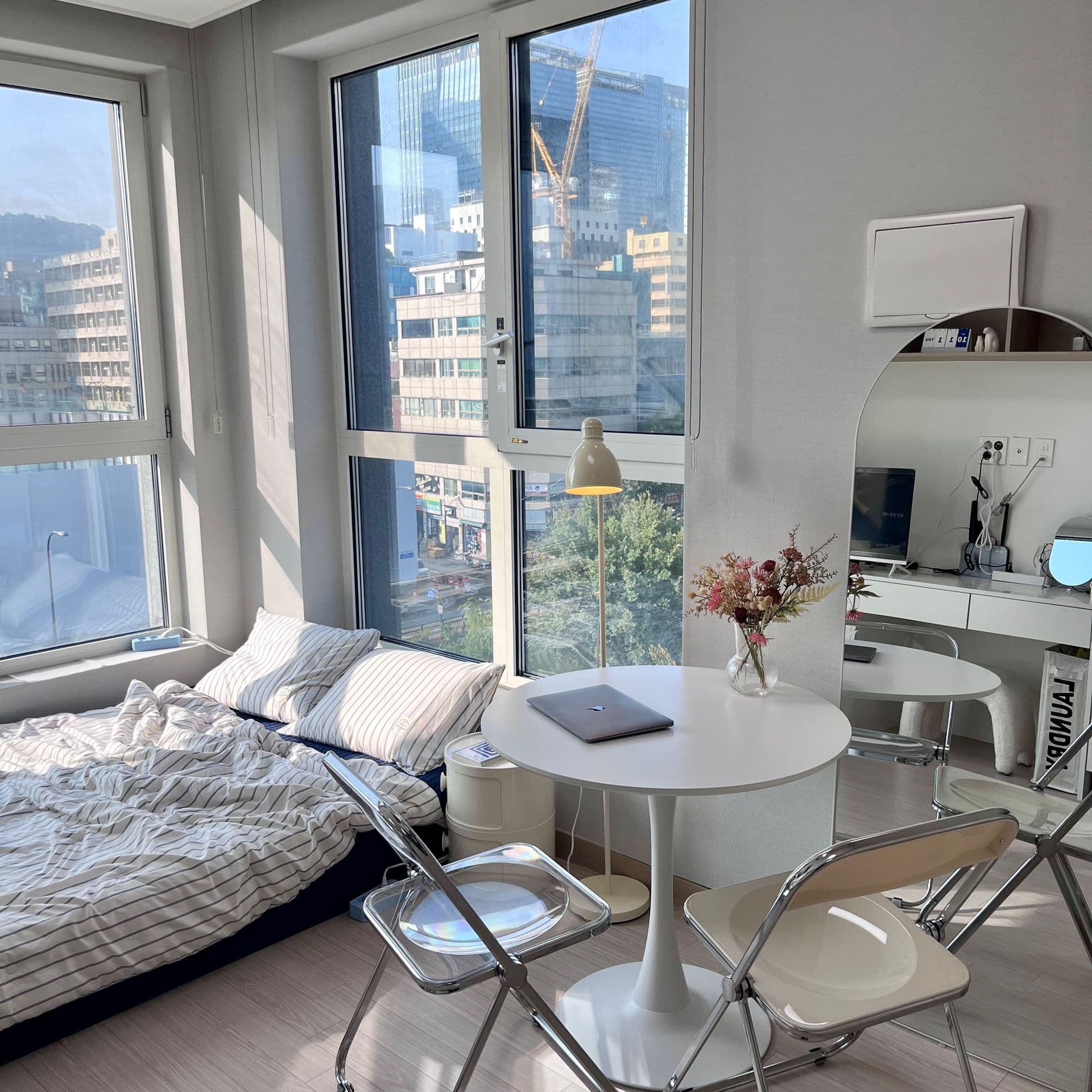 Cheonggyecheon-View Studio with Corner Windows, Jongno