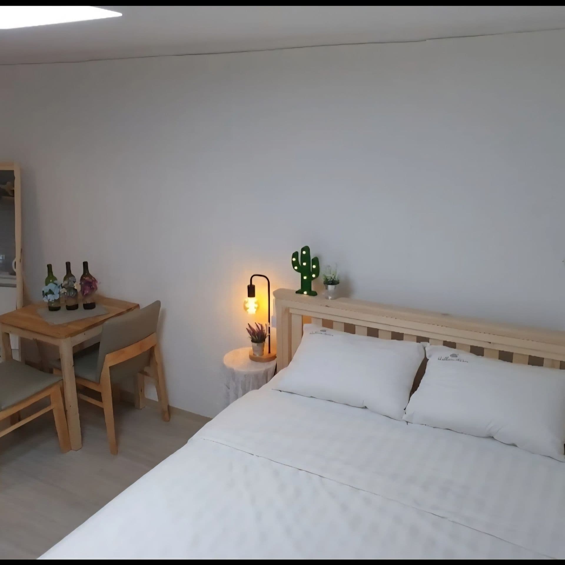 Itaewon Studio Steps from the Station with Han River Access